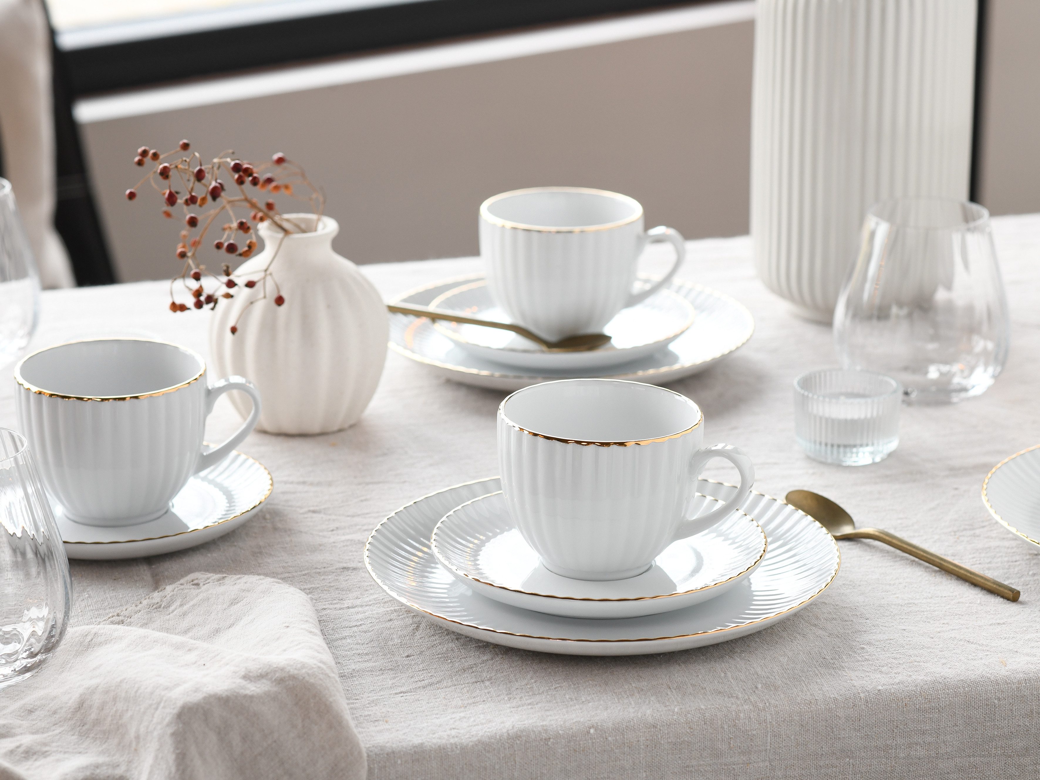 CreaTable Kaffeeservice Allegra Goldband, Service 18-tlg. (18-tlg), 6 Personen, Porzellan, Klassisch, Elegant, Von Hand gemalter Goldrand