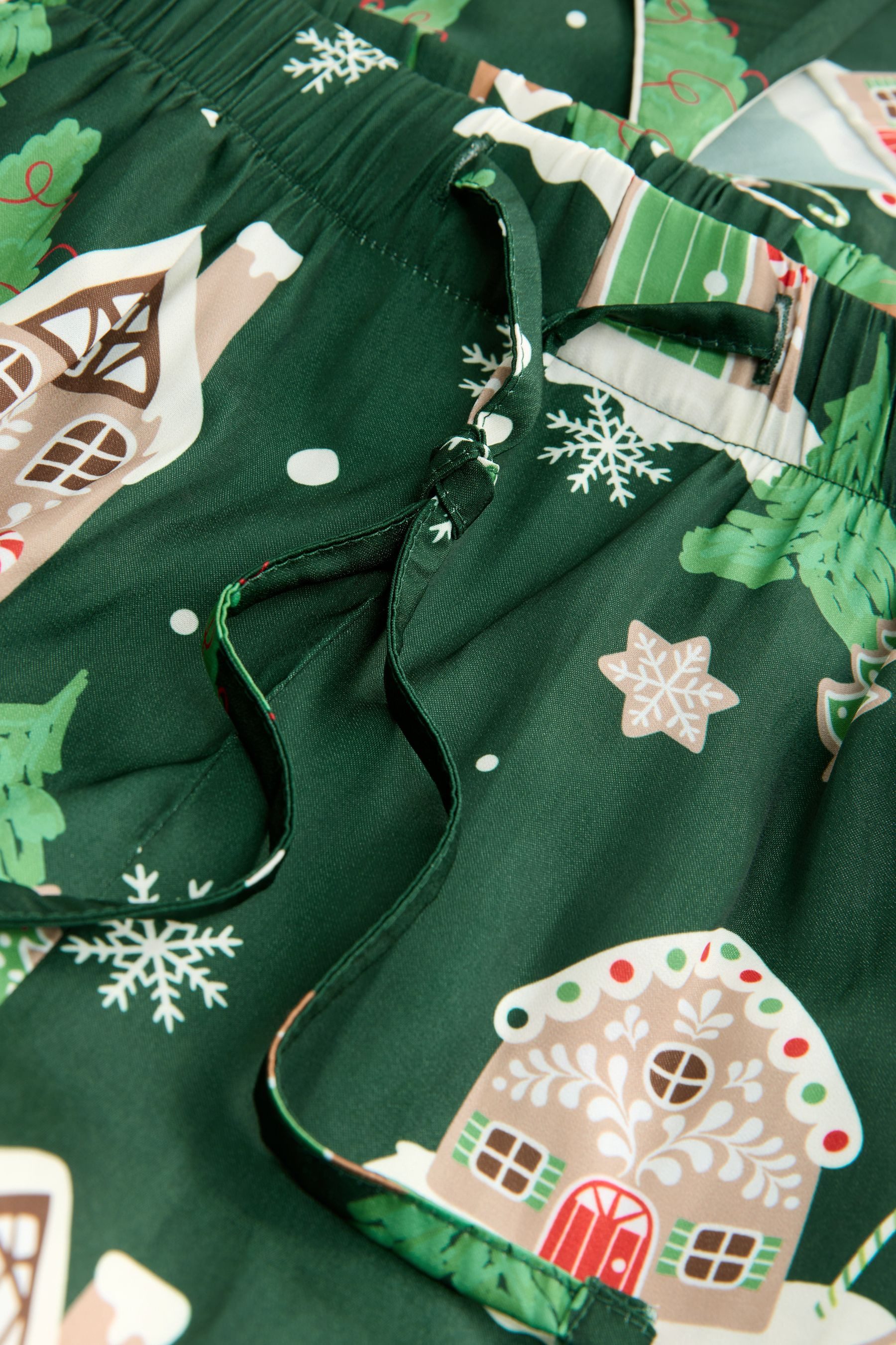Next Pyjama Geknöpfter Satinschlafanzug, Weihnachtshaus (2 tlg)