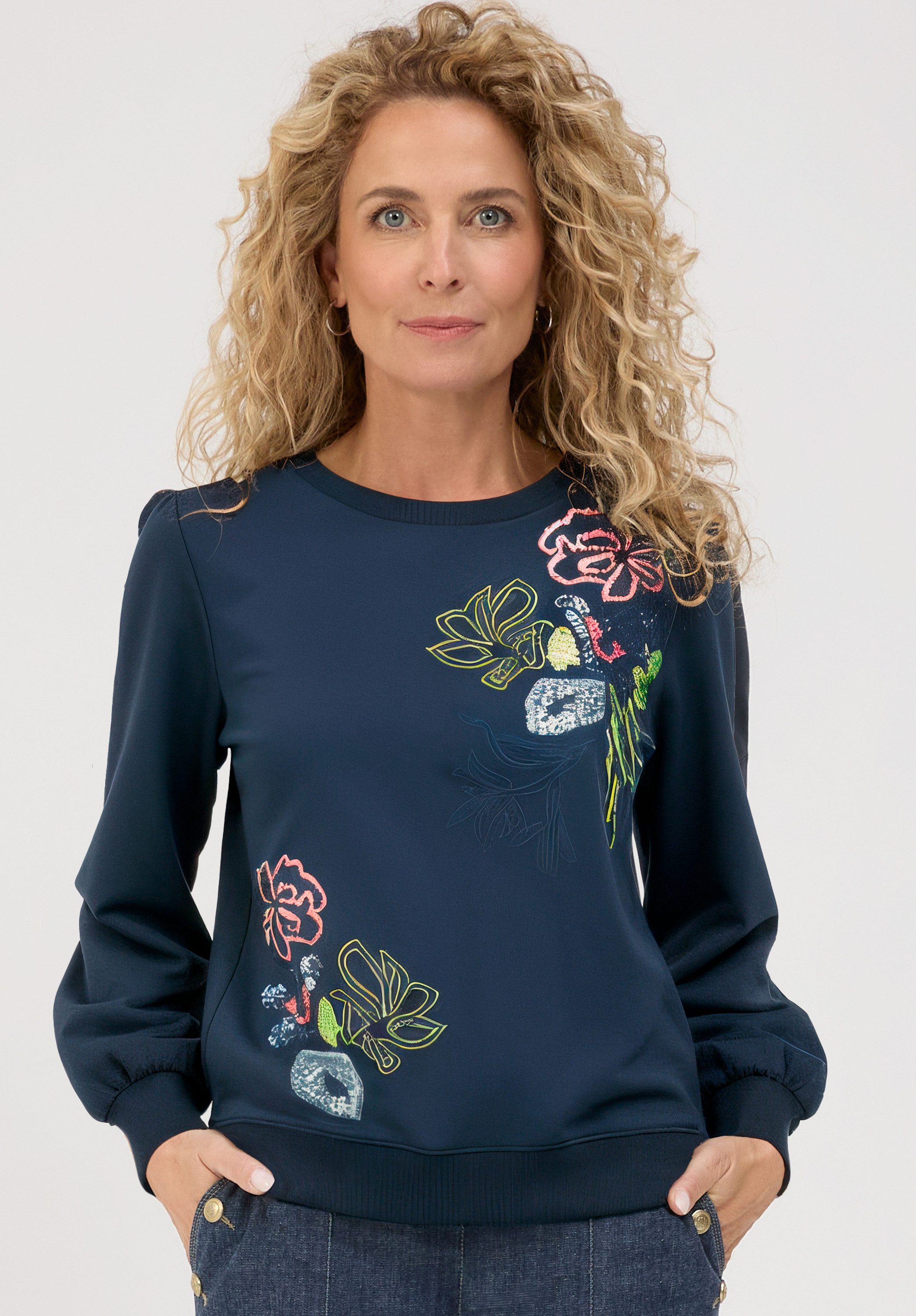 bianca Print-Shirt AMALIA mit einem Frontmotiv aus Pailletten und Stickerei