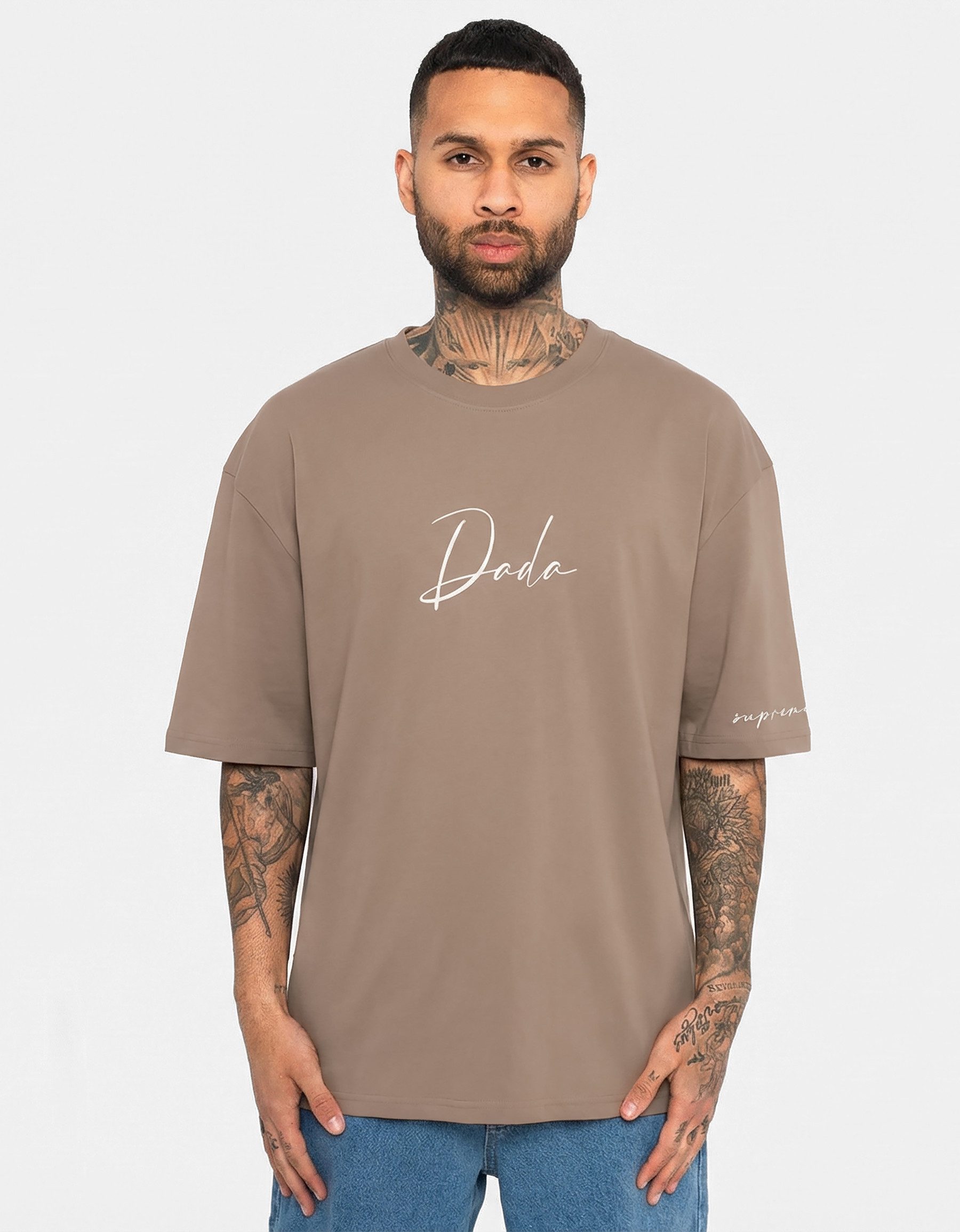 DADA Supreme T-Shirt Oversize Passform mit Frontstickerei und Supreme Ärmelmotiv DDTS001_T-shirts