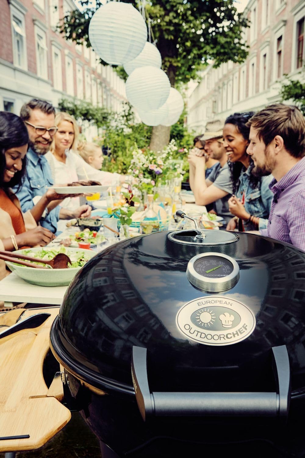 OUTDOORCHEF Holzkohlegrill Kensington 570 C Grill Kugelgrill 69x75x101 cm, Aufklappbarer Grillrost, Integriertes Thermometer