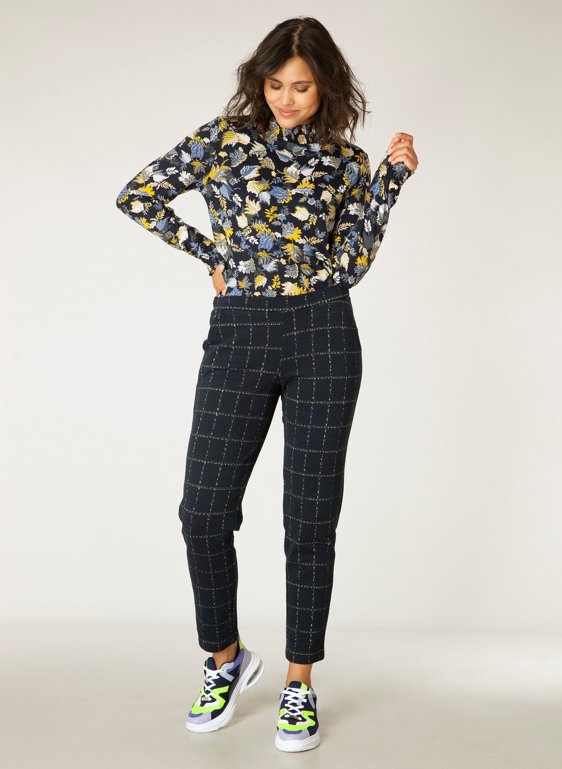 yest Blusentop Caythlen Essential mit modischem Alloverdruck