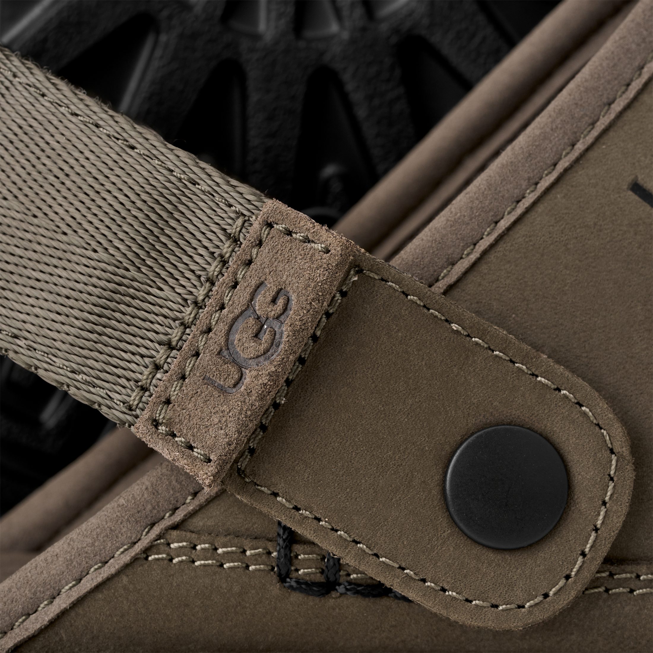 UGG GOLDENCOAST CLOG II NUBUCK Clog Mule, Sabot, Hausschuh, Fußbett mit Memory-Schaum