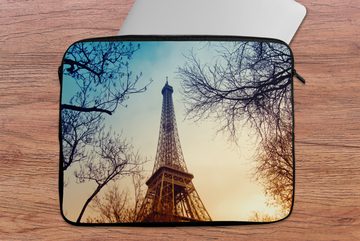 MuchoWow Laptop-Hülle Der Eiffelturm in Kombination mit kahlen Herbstzweigen und einer tief 15 Zoll, Schutzhülle für laptop, weiches Innenfutter zum Schutz vor Kratzern