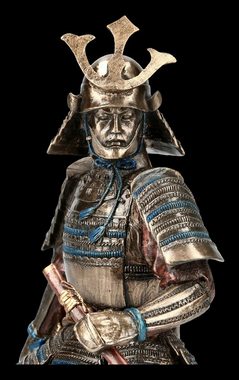 Figuren Shop GmbH Dekofigur Samurai Figur - Krieger in Rüstung mit zwei Schwertern - Deko