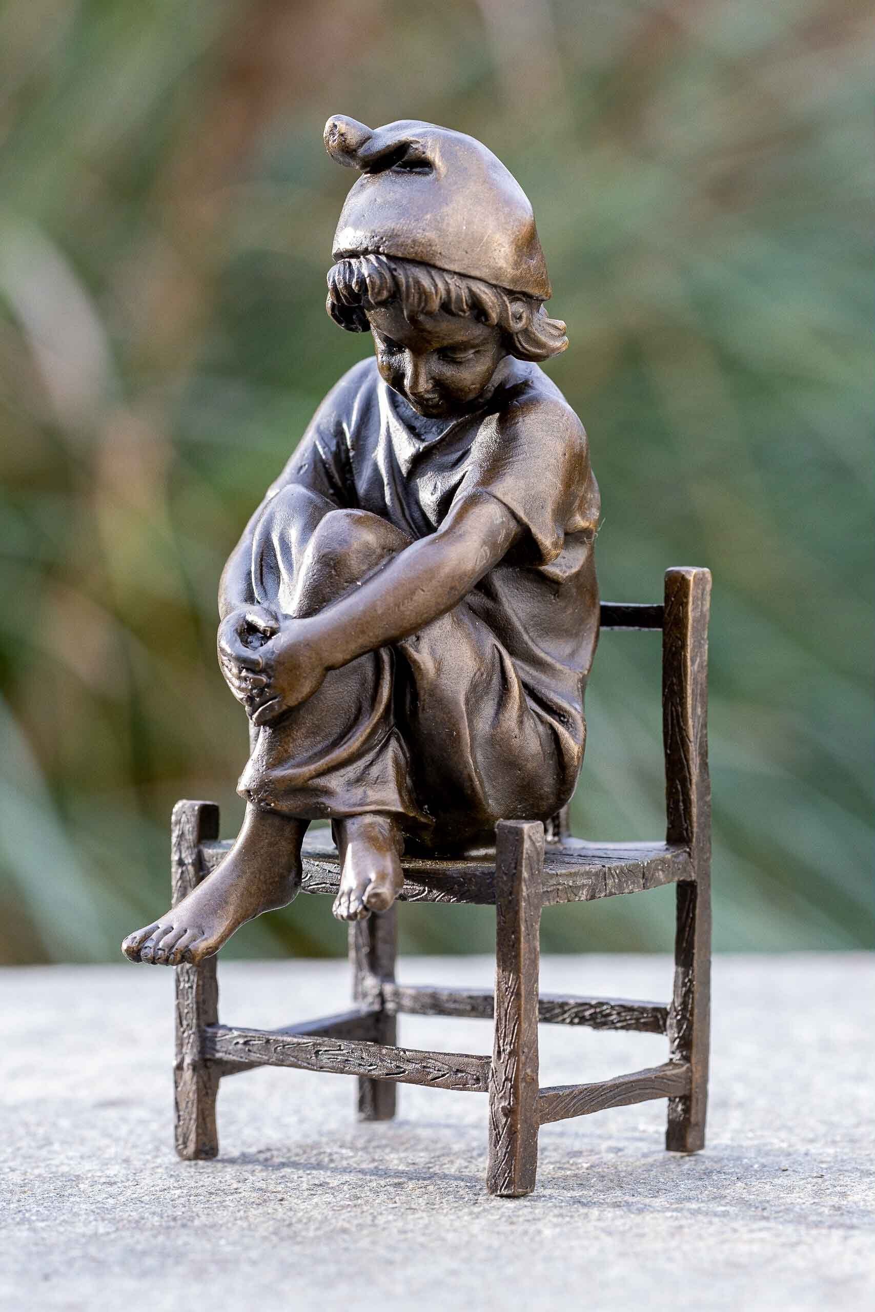 Bronze robust Mädchen Hand von Frost, Bronze IDYL – auf – gegossen in Stuhl, patentiert. werden Die Langlebig Modelle witterungsbeständig UV-Strahlung. und sitzend gegen Regen einem IDYL Bronze-Skulptur Dekofigur und – sehr Wachsausschemlzverfahren in