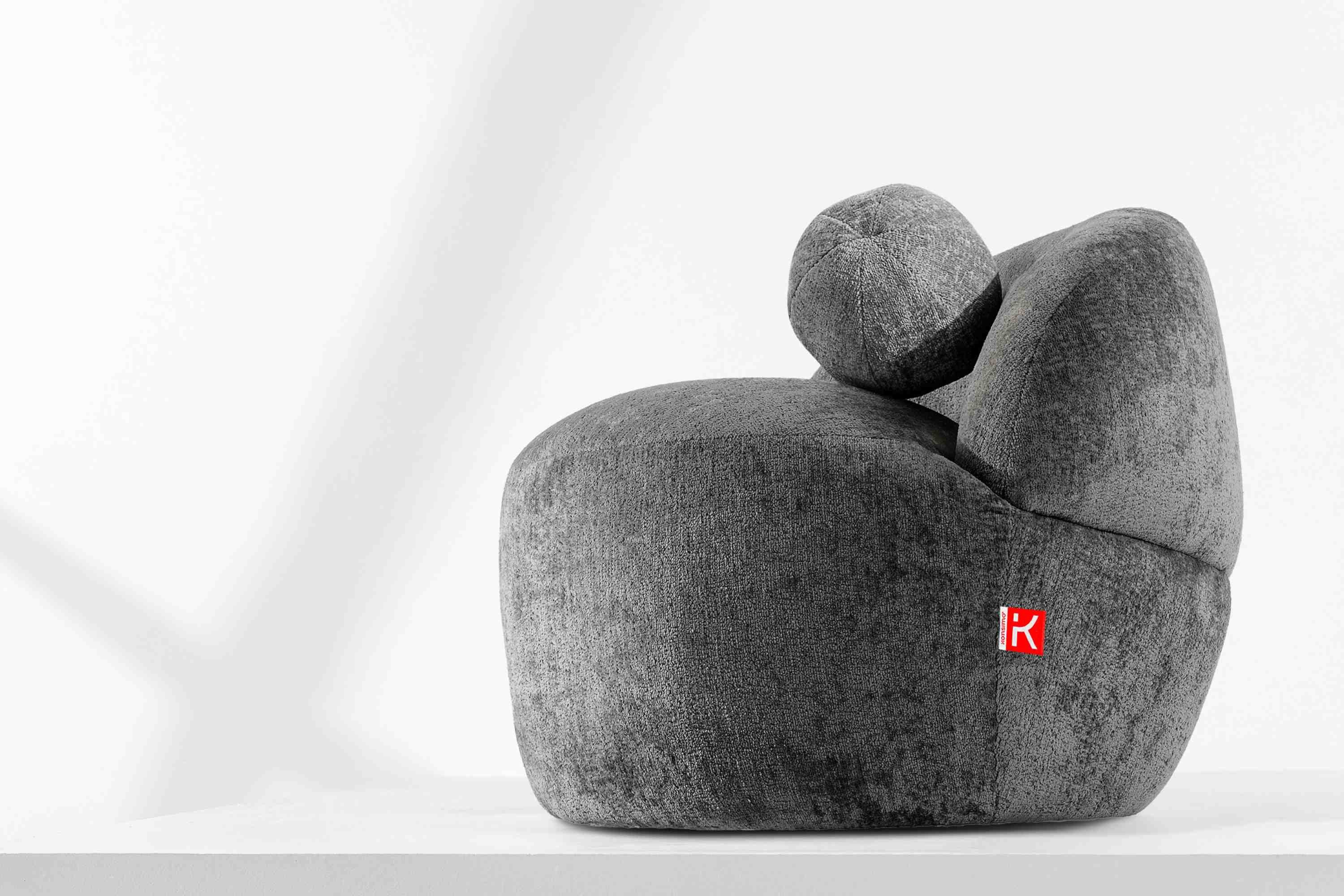 KONSIMO® Cocktailsessel NELUM Modern Sessel, organische Form, mit dekorativem Rundkissen, Chenille-Stoff, hergestellt in der EU