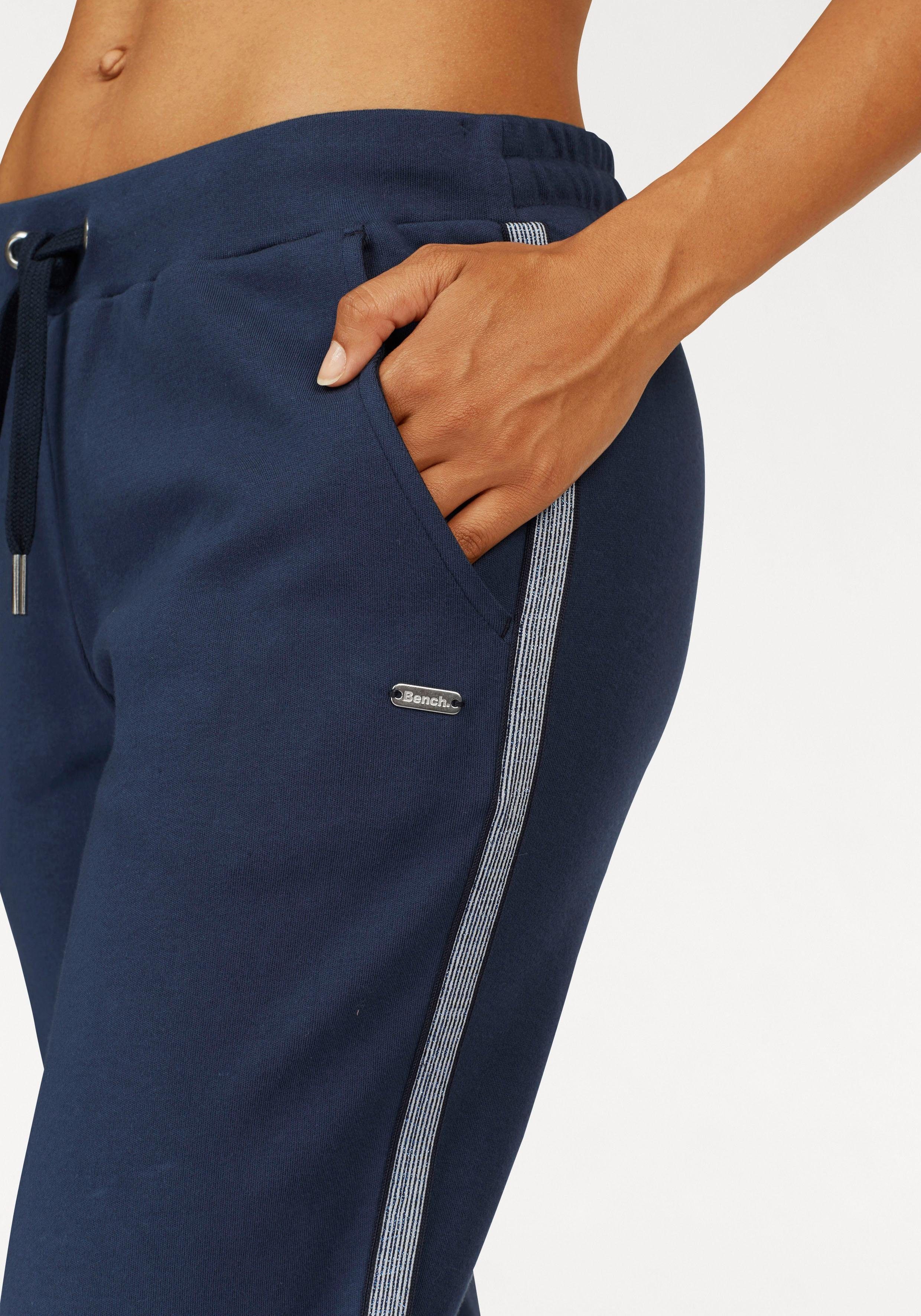 Bench. Loungewear Homewearhose dunkelblau Metallic-Streifen, mit Loungeanzug Loungewear