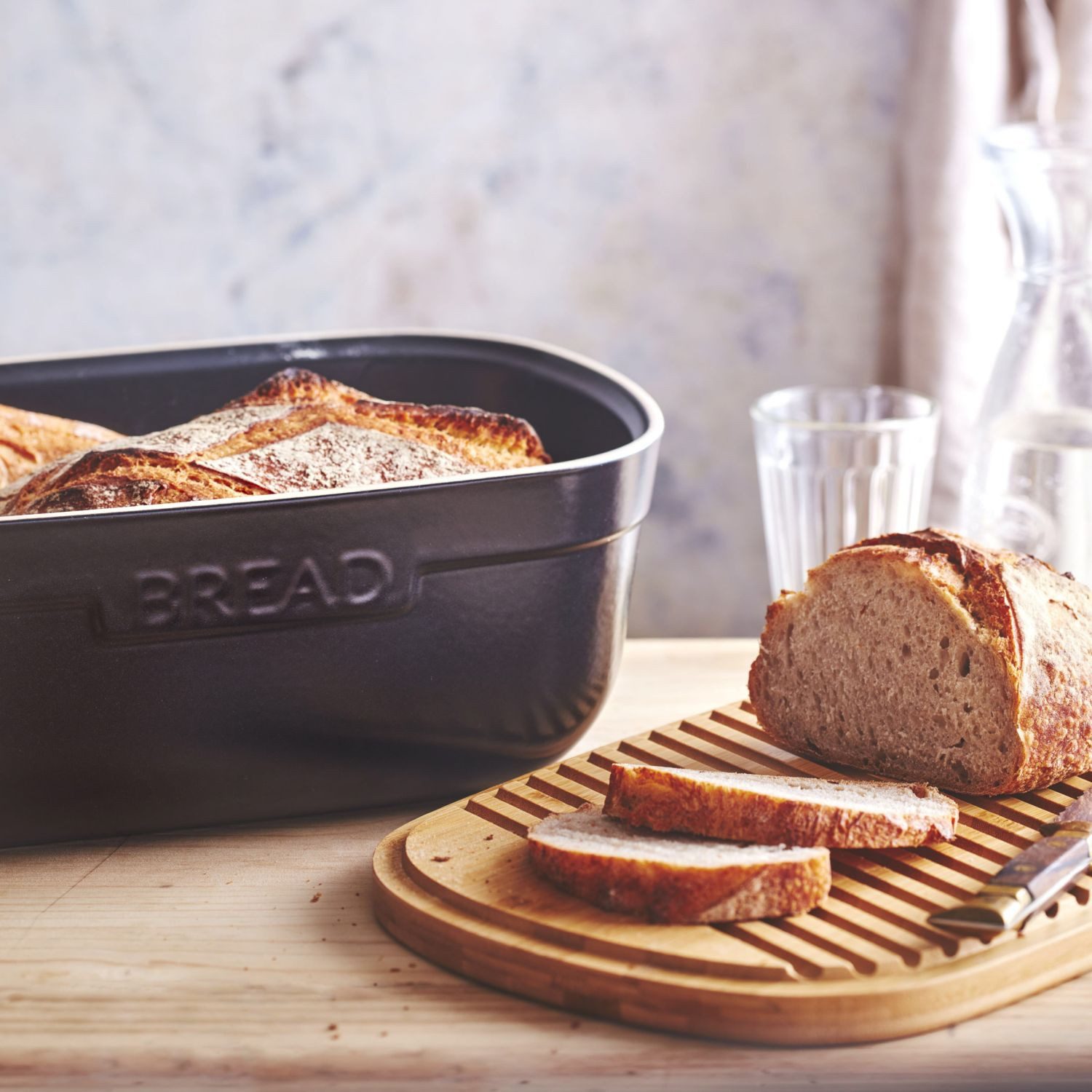 Emile Henry Brotkasten mit Holzdeckel/Schneidebrett Trüffel, Keramik