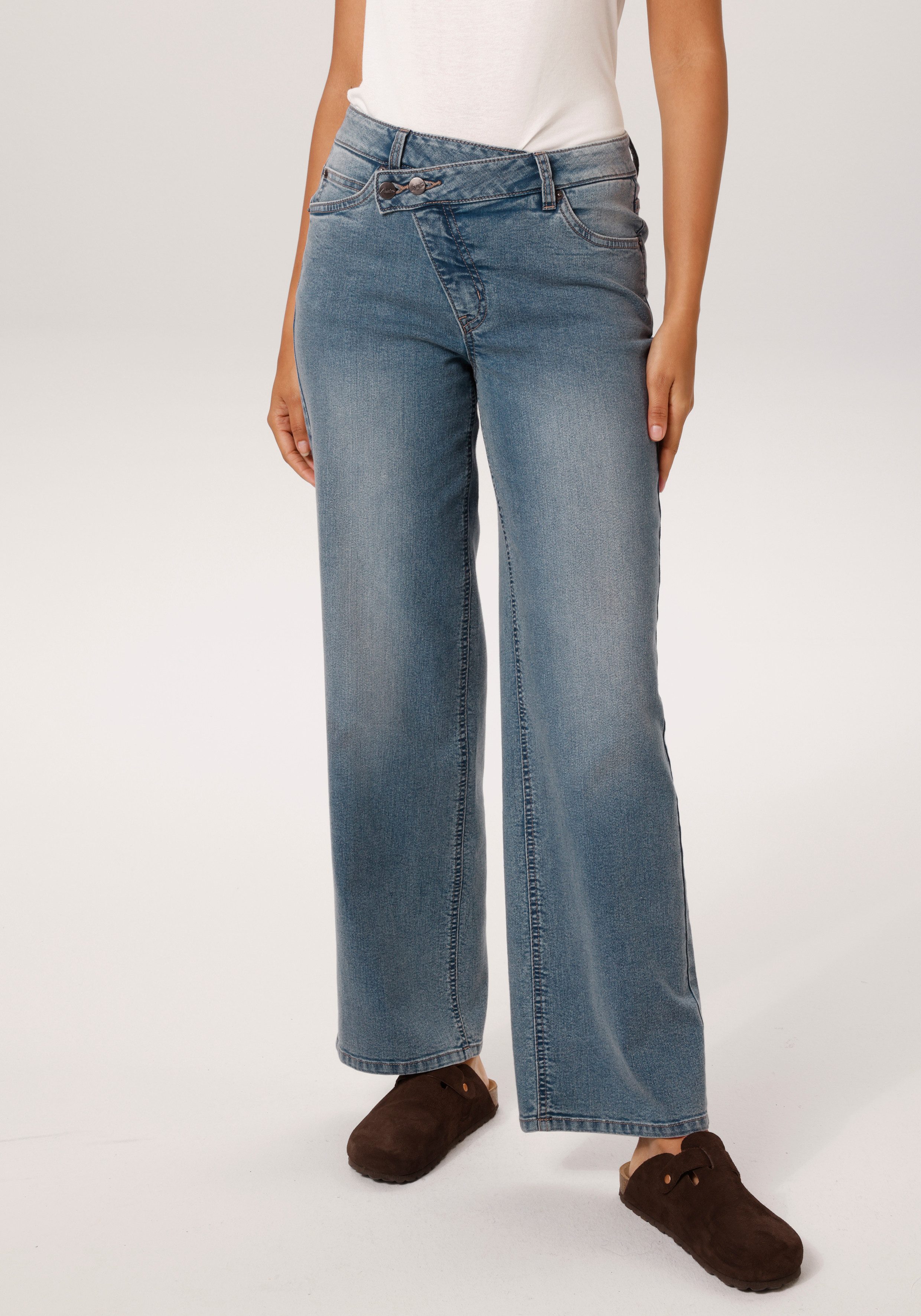 Aniston CASUAL Straight-Jeans mit extravaganten, asymmetrischem Verschluss - NEUE KOLLEKTION. € 49,99, (€ 49,99 pro 1 Stk).