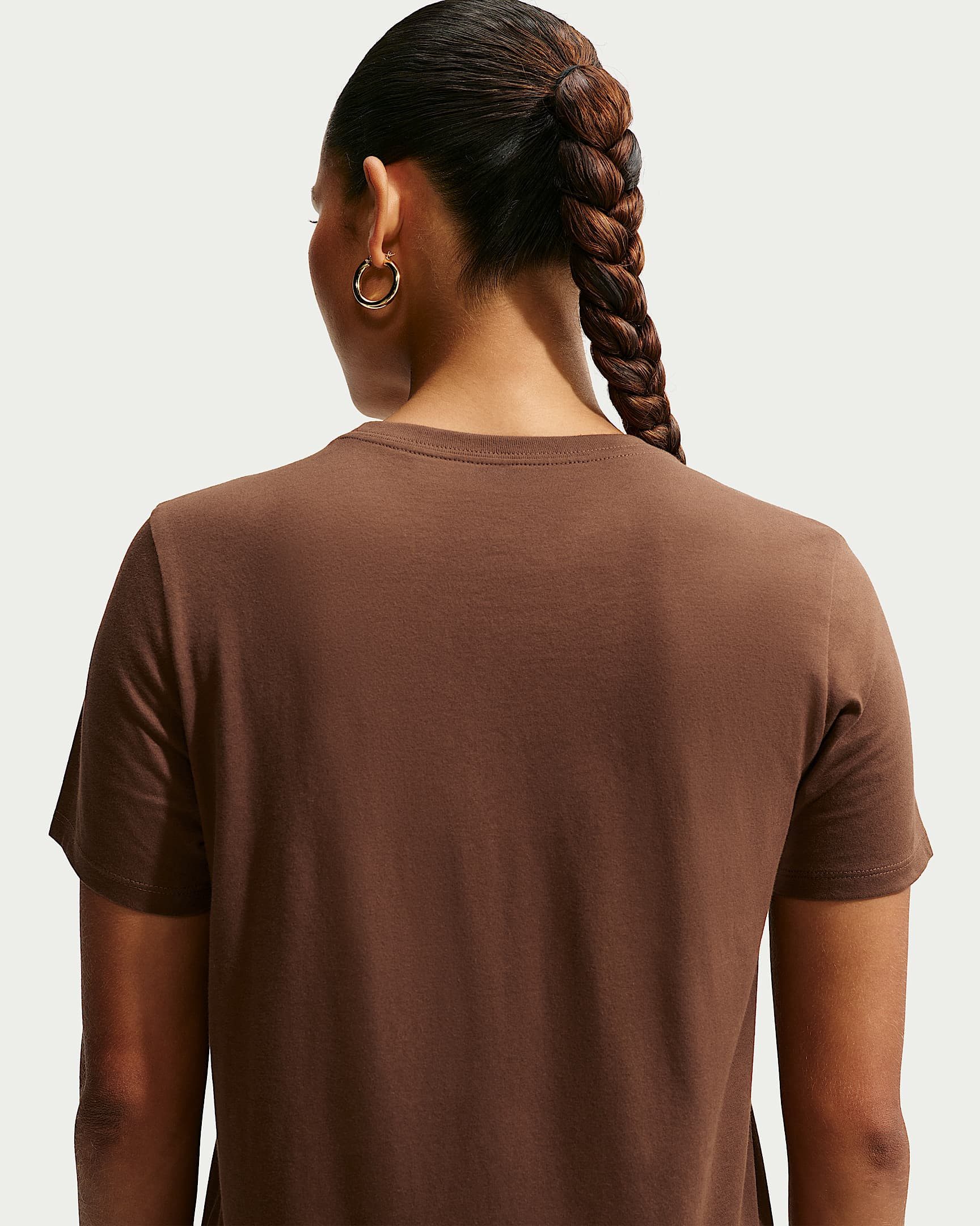 Nike Sportswear T-Shirt W NSW CLUB SS TEE mit leicht abgerundetem Saum, aus Baumwolle in Jersey-Qualität