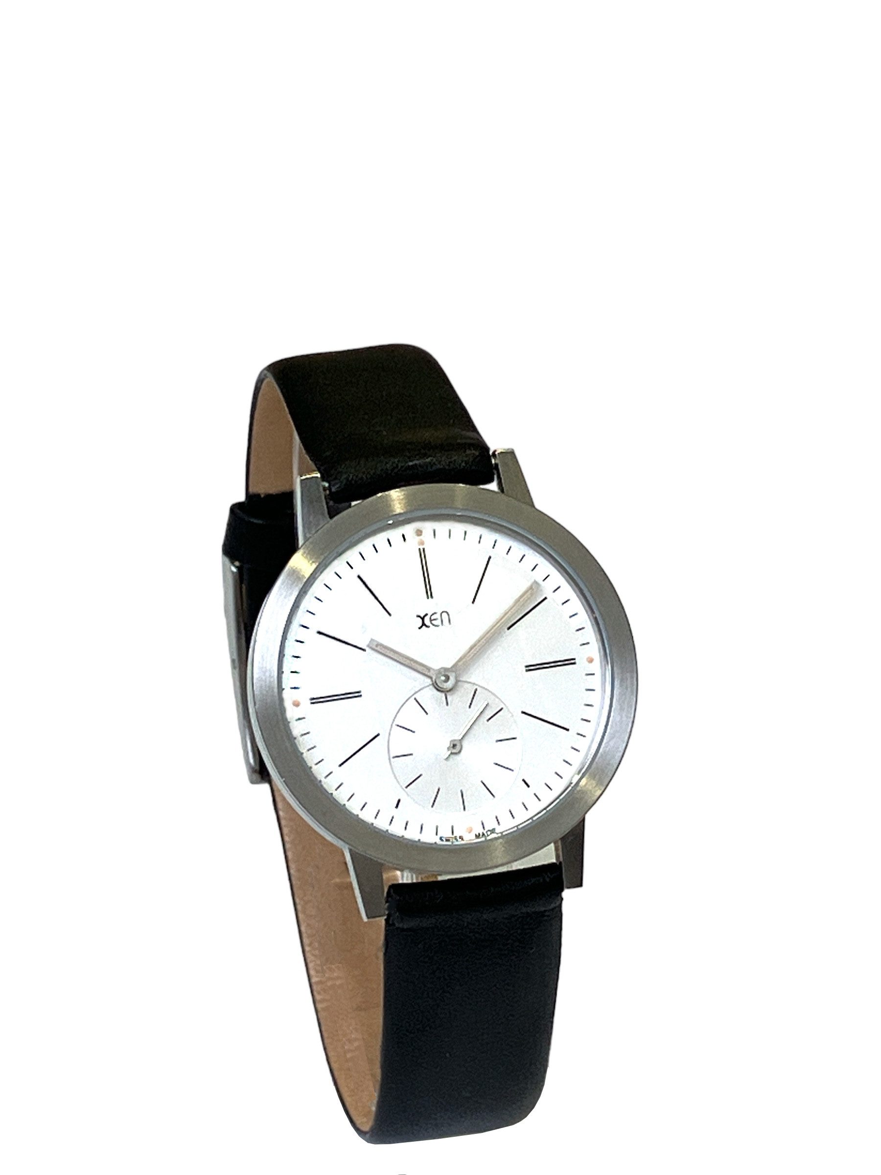 XEN Quarzuhr Herren Schwarz Edelstahl Swiss Made Leuchtzeiger Weiß Lederband XQ0032, kleine Sekunde, versenkte Krone im Gehäuse