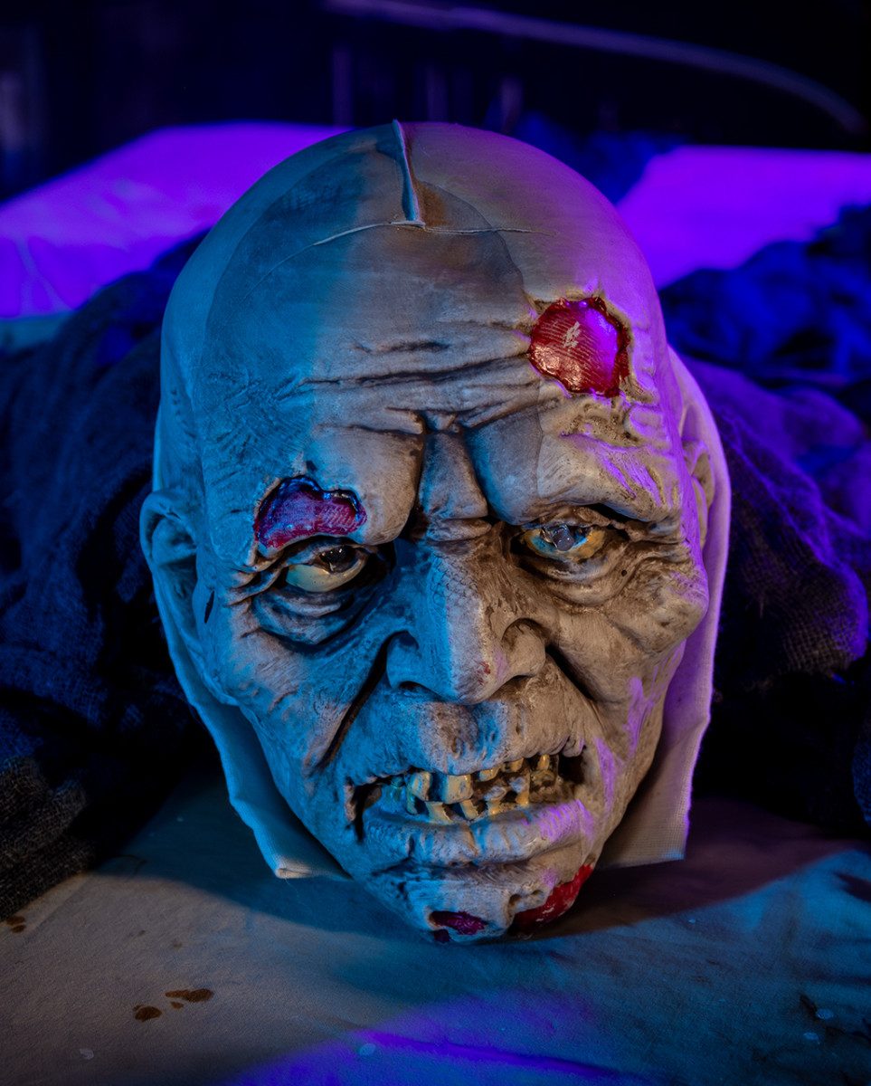 Horror-Shop Dekoobjekt Krabbelnder Halloween Zombie mit Licht & Sound Dek