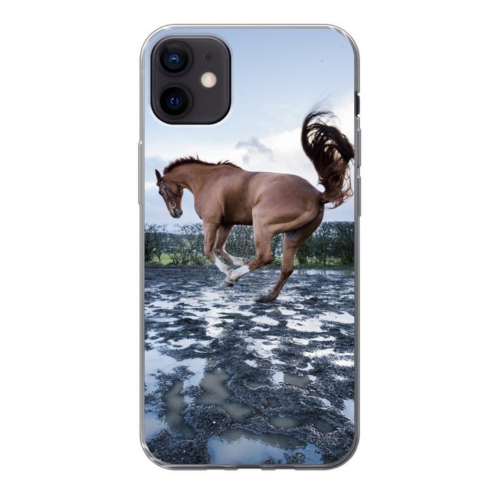 MuchoWow Handyhülle Ein bockendes Pferd in den Pfützen Handyhülle Apple iPhone 12 Mini Smartphone-Bumper Print Handy