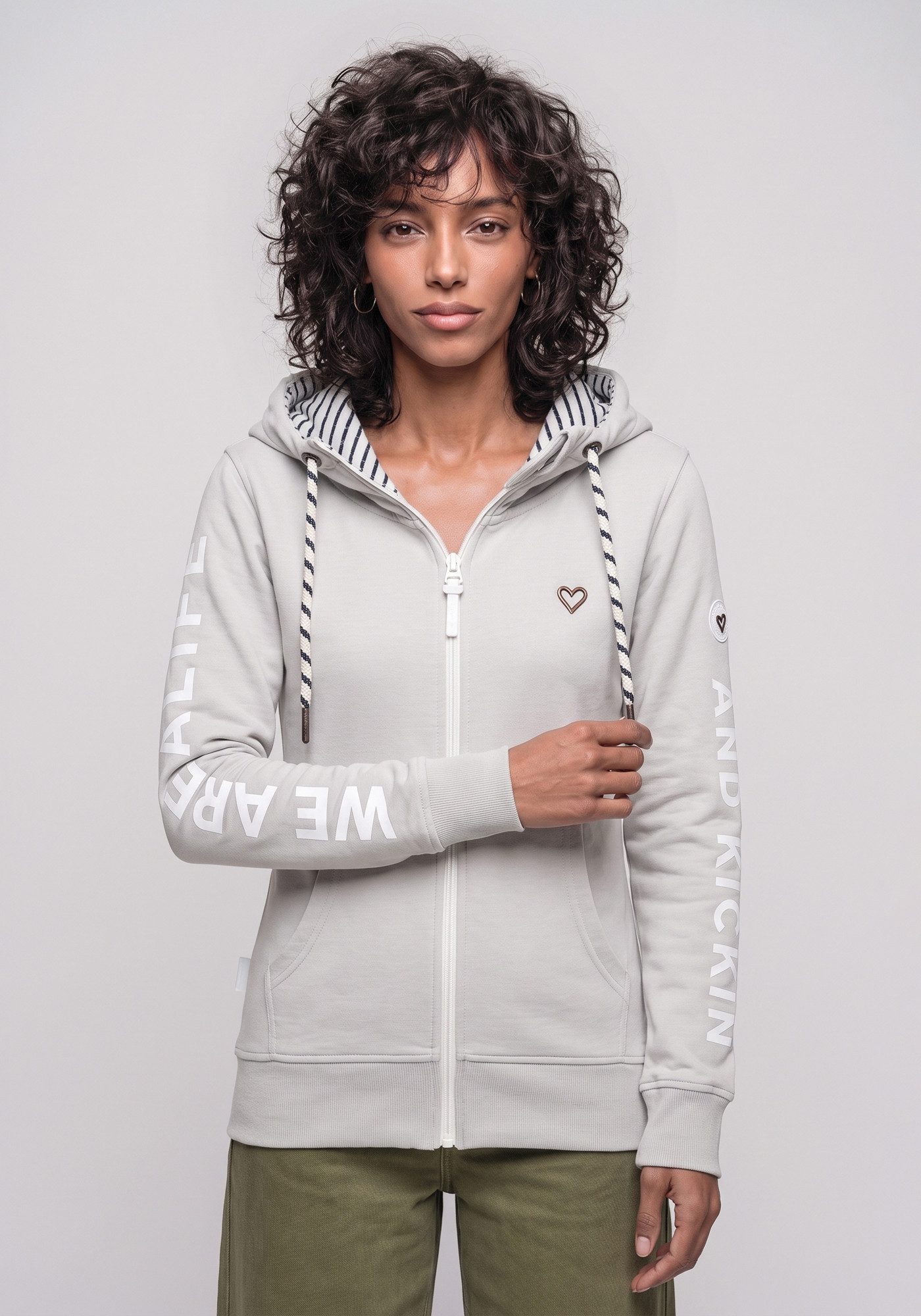 Alife & Kickin Sweatjacke JessyAK A leichte Kapuzensweatjackemit Logo-Schriftzug auf den Ärmeln