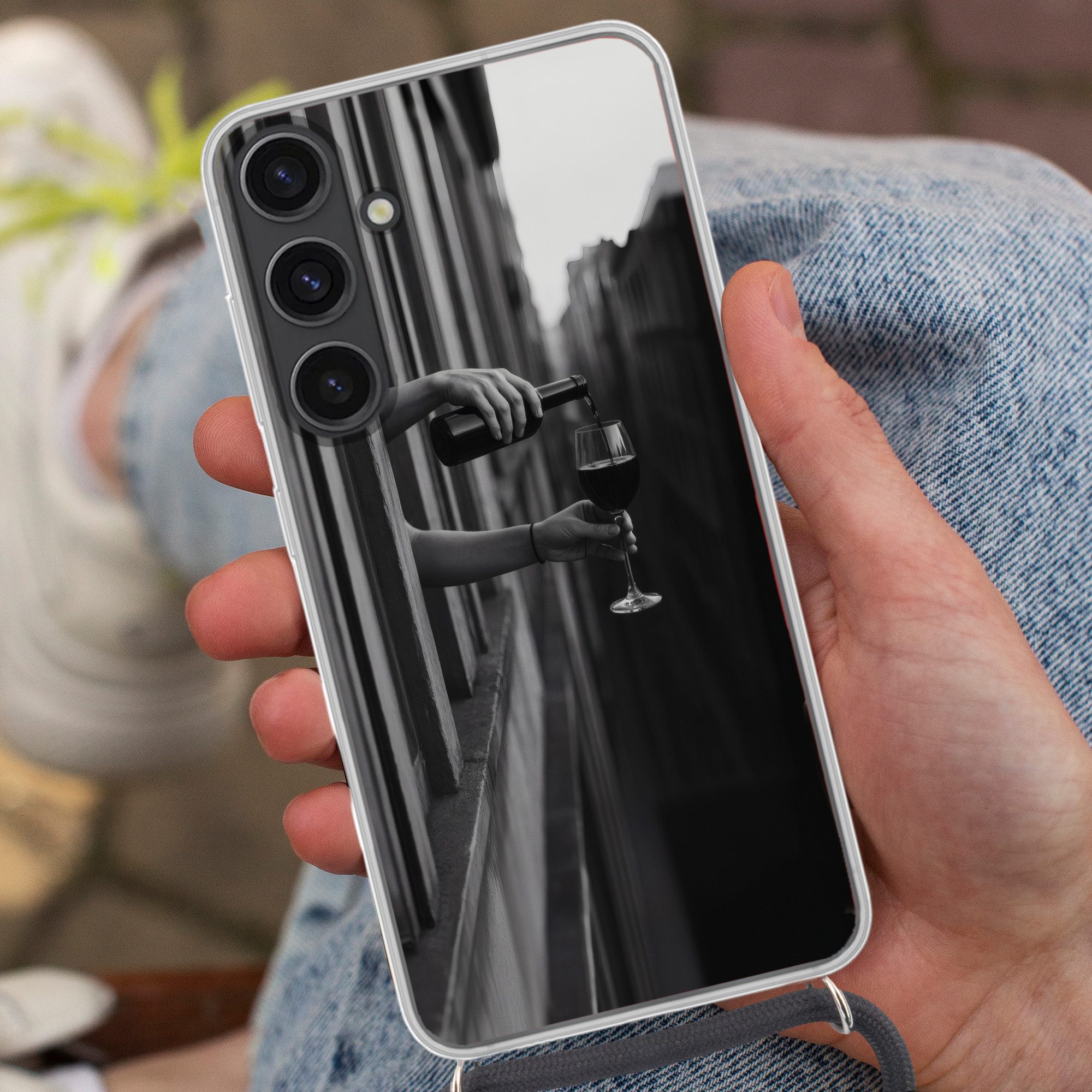 MuchoWow Handyhülle für Samsung Galaxy S24 Plus Weinflasche - Glas - Hände - Fenster, Tragbare Handyhüllen mit Kette zum umhängen, Handykette Handyband