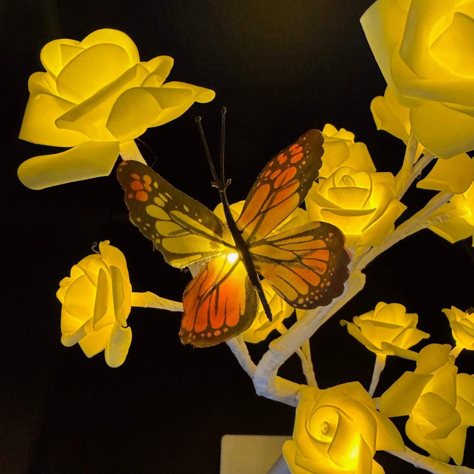 Online-Fuchs LED Baum künstliche Rosen mit LED-Blüten - Lichterbaum, Blumen, Stimmungslicht, 20 beleuchtete Rosenblüten, Warmweiß, mit Schmetterlingen verziert - 6-Stunden Timer