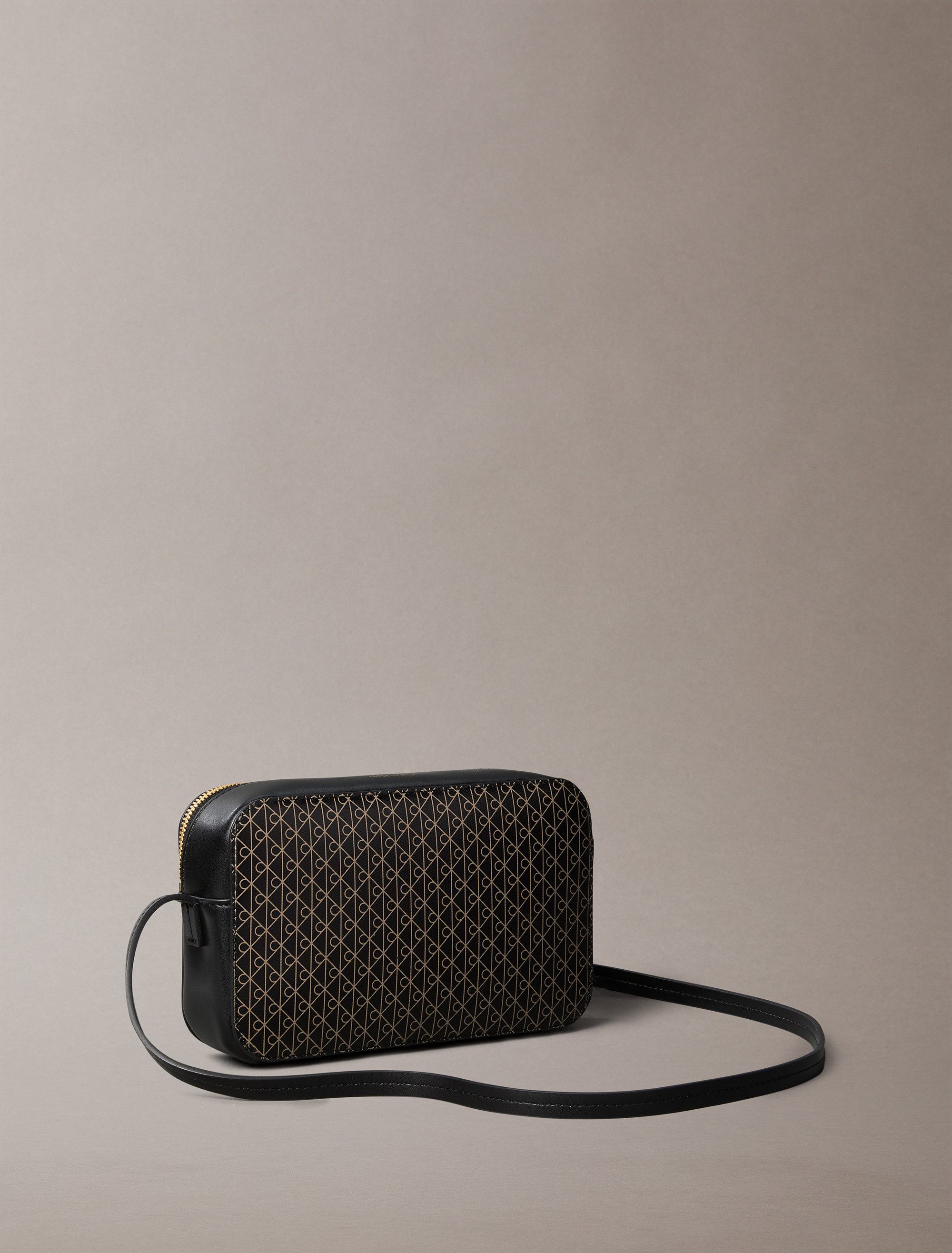 Calvin Klein Mini Bag AOP ELONGATED CAMERA BAG, kleine Damen-Umhängetasche, Schultertasche mit Monogramm-Print