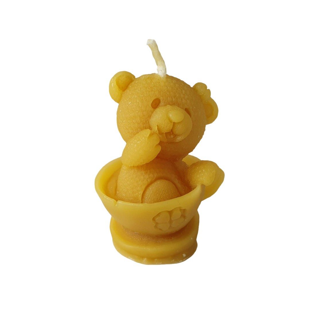 Aspinaworld Bienenwachskerze Bär Kerze in Tasse 6 cm natur – Pfote an der Wange, Untertasse (1-tlg)
