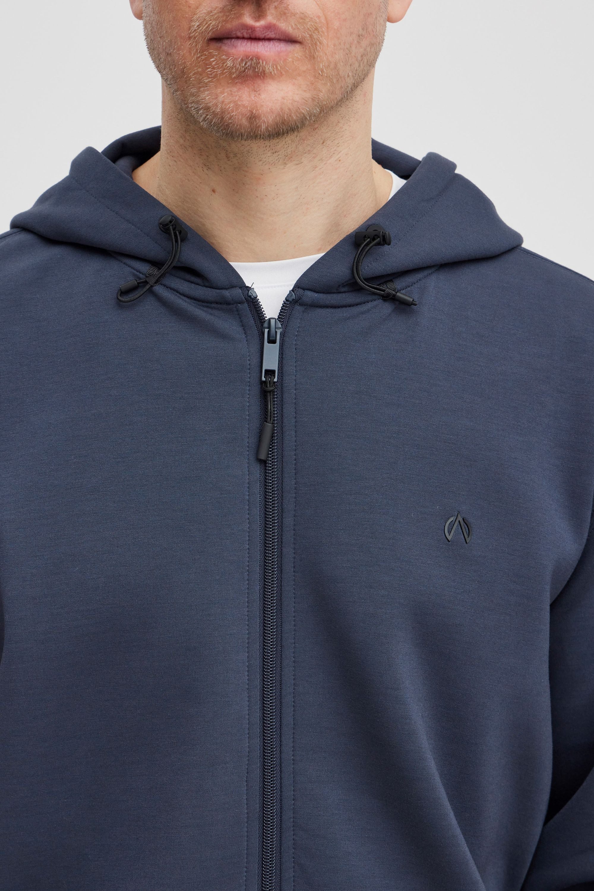 North Bend Sweatjacke NBTaro Sportliche Kapuzenjacke mit Kängurutasche – Bild 4 von 5