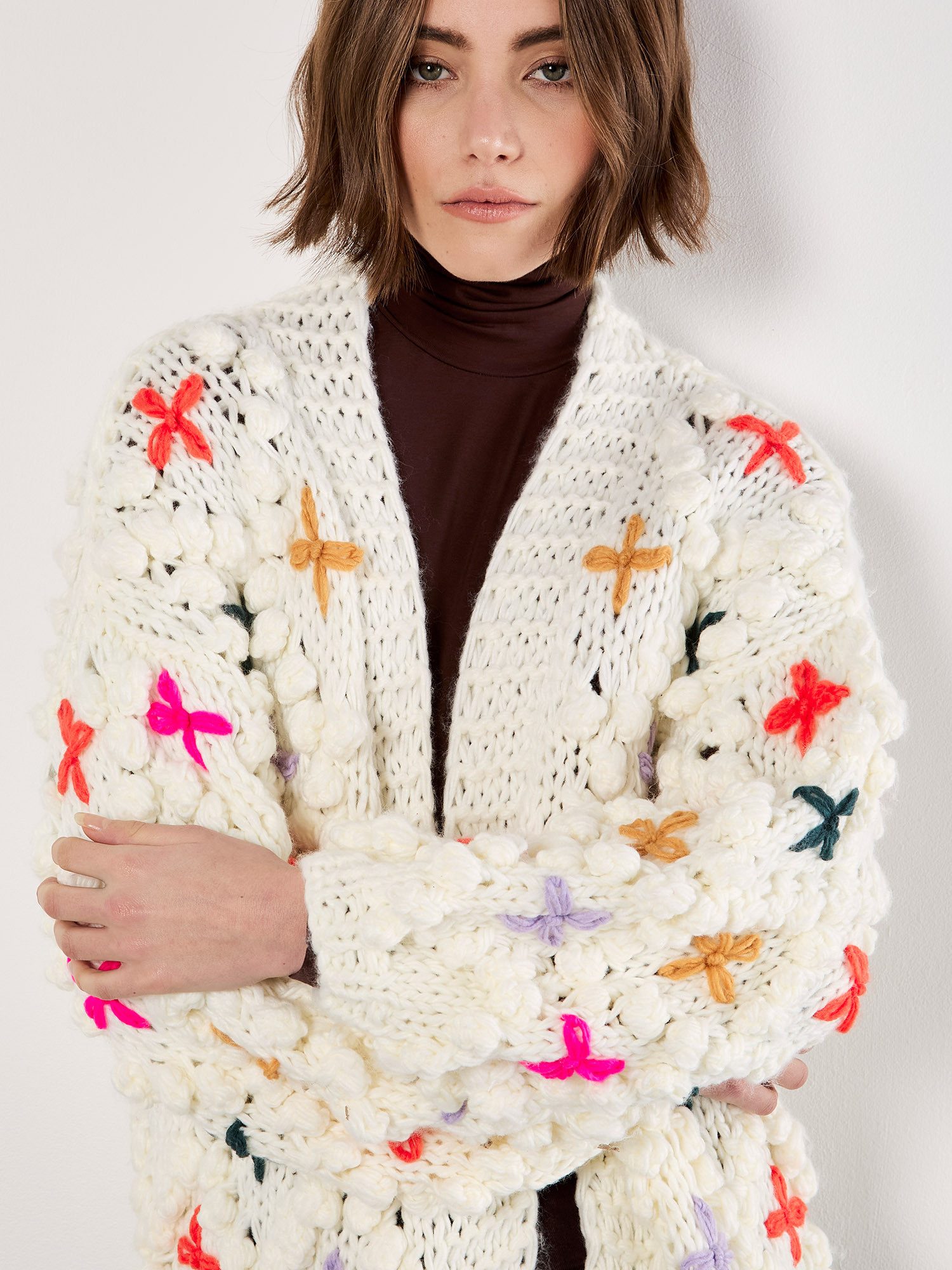 Apricot Cardigan Mehrfarbige Strickjacke mit 3D-Blumen