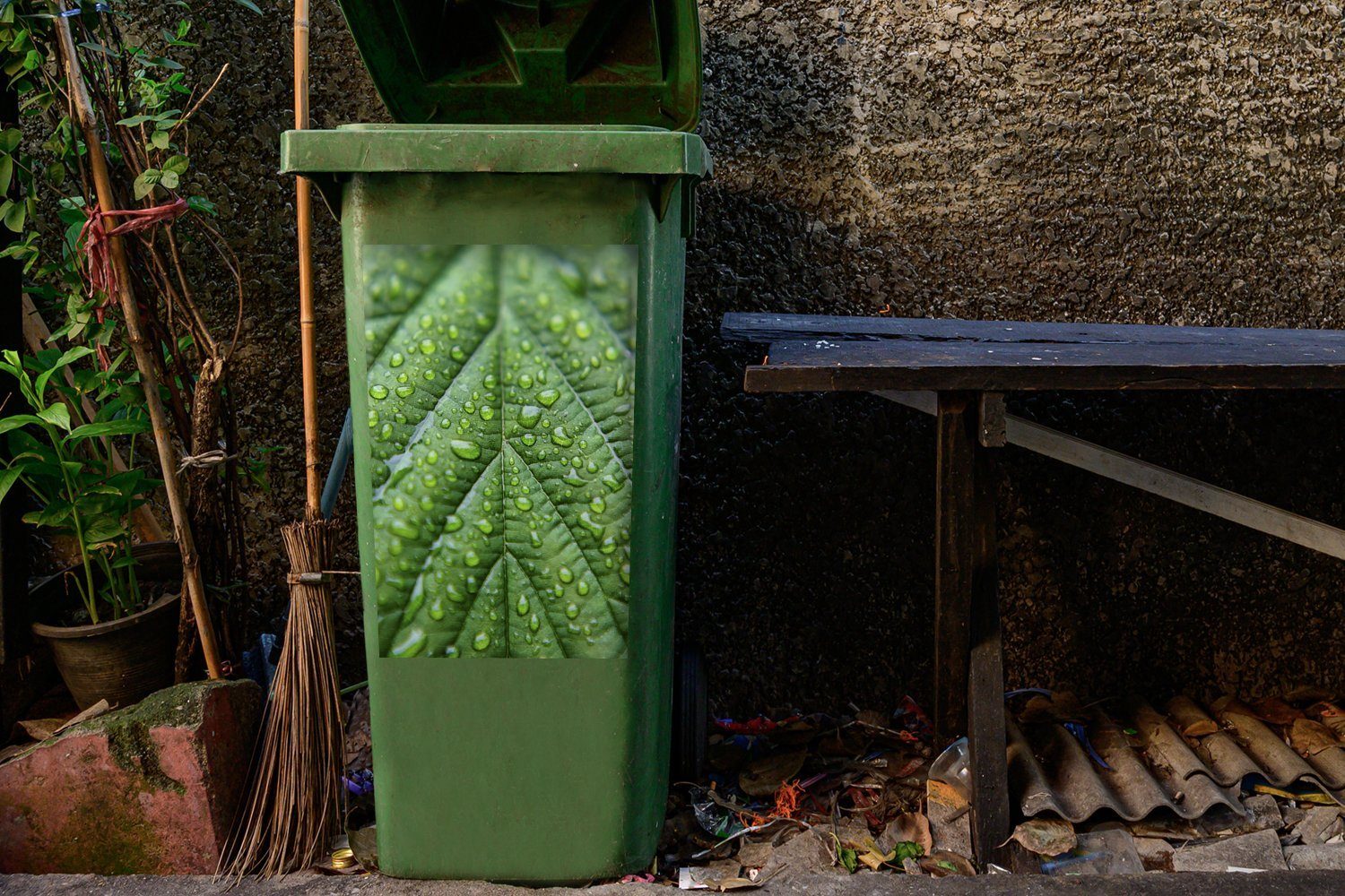 Wandsticker Makro Regen Mülltonne, Blattes Sticker, St), den eines Container, Abfalbehälter Adern MuchoWow (1 Mülleimer-aufkleber, auf
