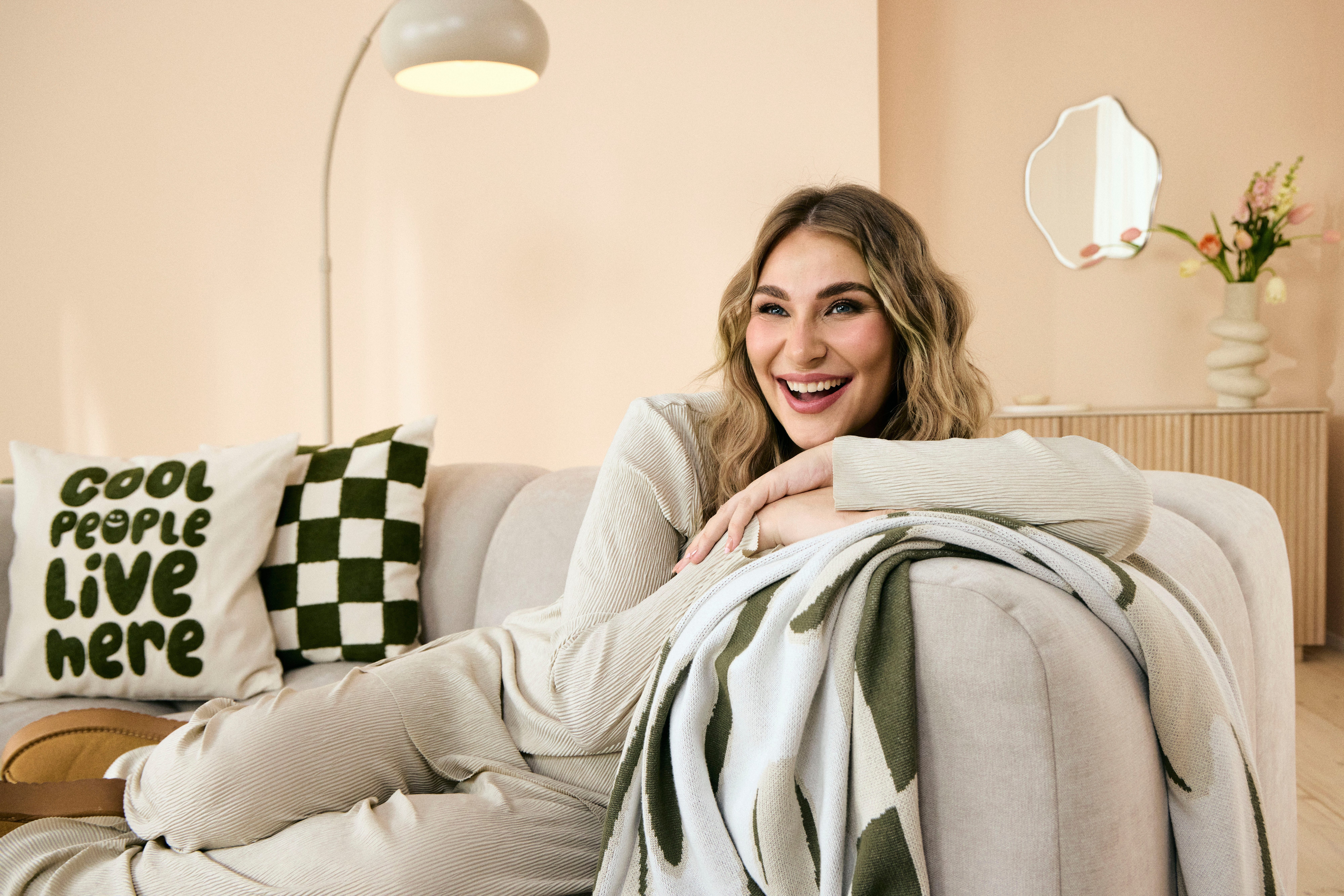 homsy by Ana Johnson Stehlampe Lightbow - Bogenleuchte in elegantem mattem Beige-Metall, Ein-/Ausschalter, ohne Leuchtmittel, warmweiß - kaltweiß, moderne Stehleuchte fürs Wohn- Schlafzimmer höhenverstellbar