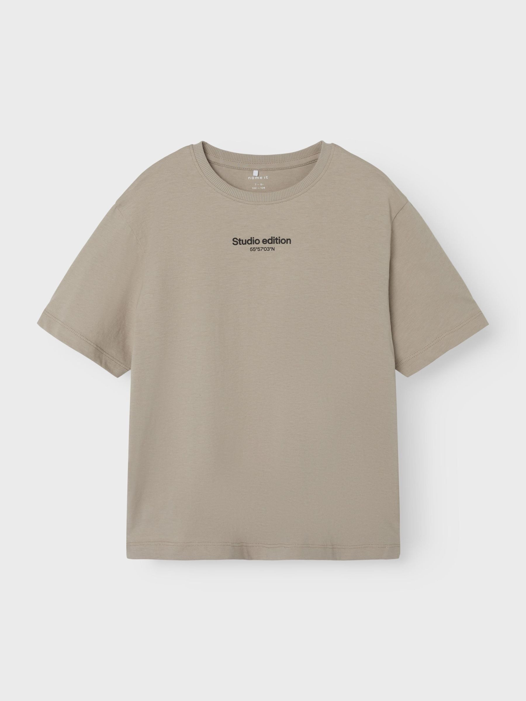 Name It T-Shirt NKMBRODY SS NREG TOP NOOS mit dezentem 3D-Frontmotiv