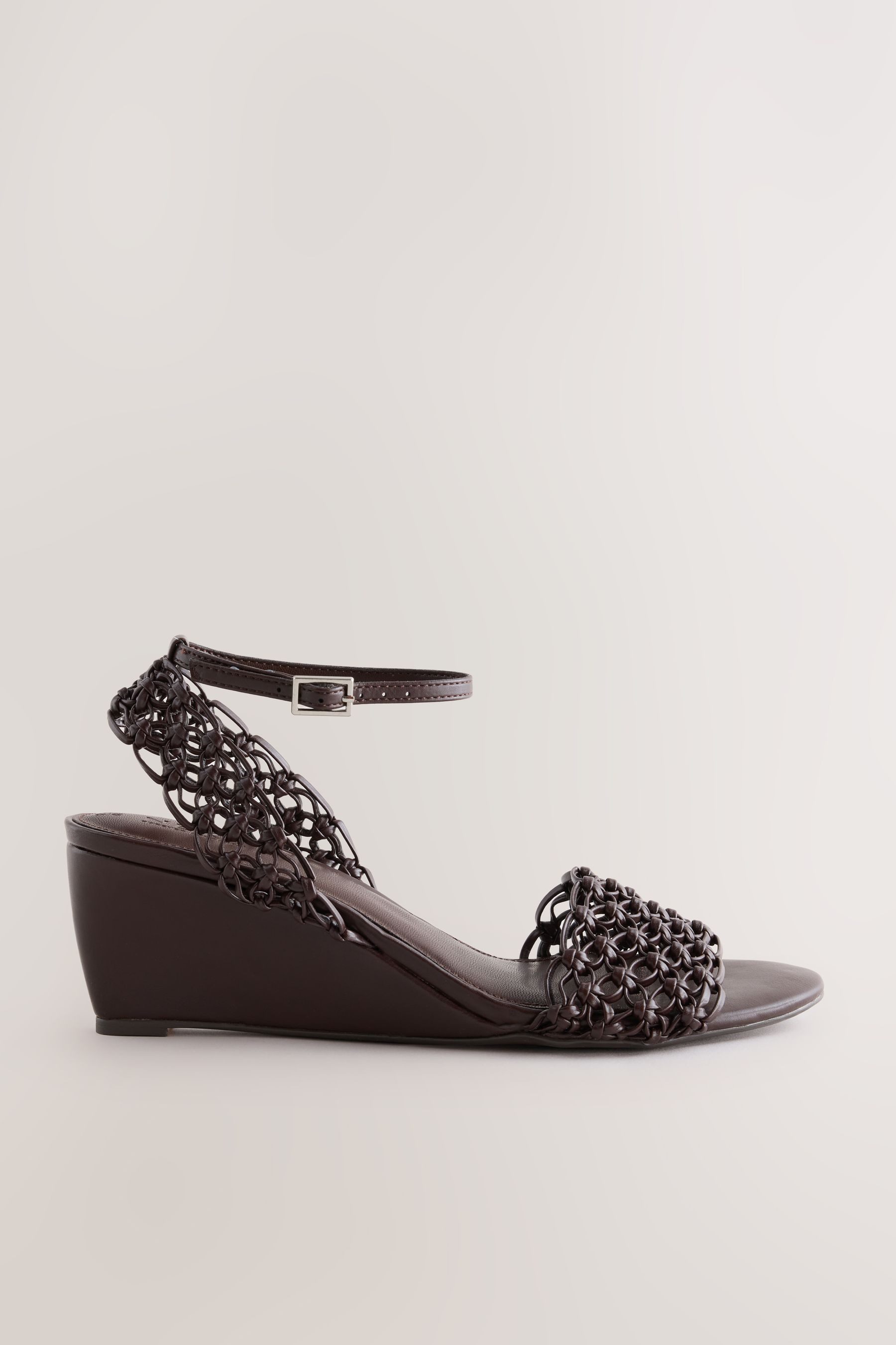 Next Forever Comfort® Wedges im Flechtdesign mit Blume Keilsandalette