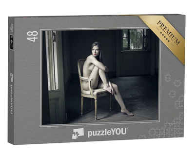 puzzleYOU Puzzle Aktfotografie: Nackte Frau auf einem antiken Stuhl, 48 Puzzleteile, puzzleYOU-Kollektionen Erotik