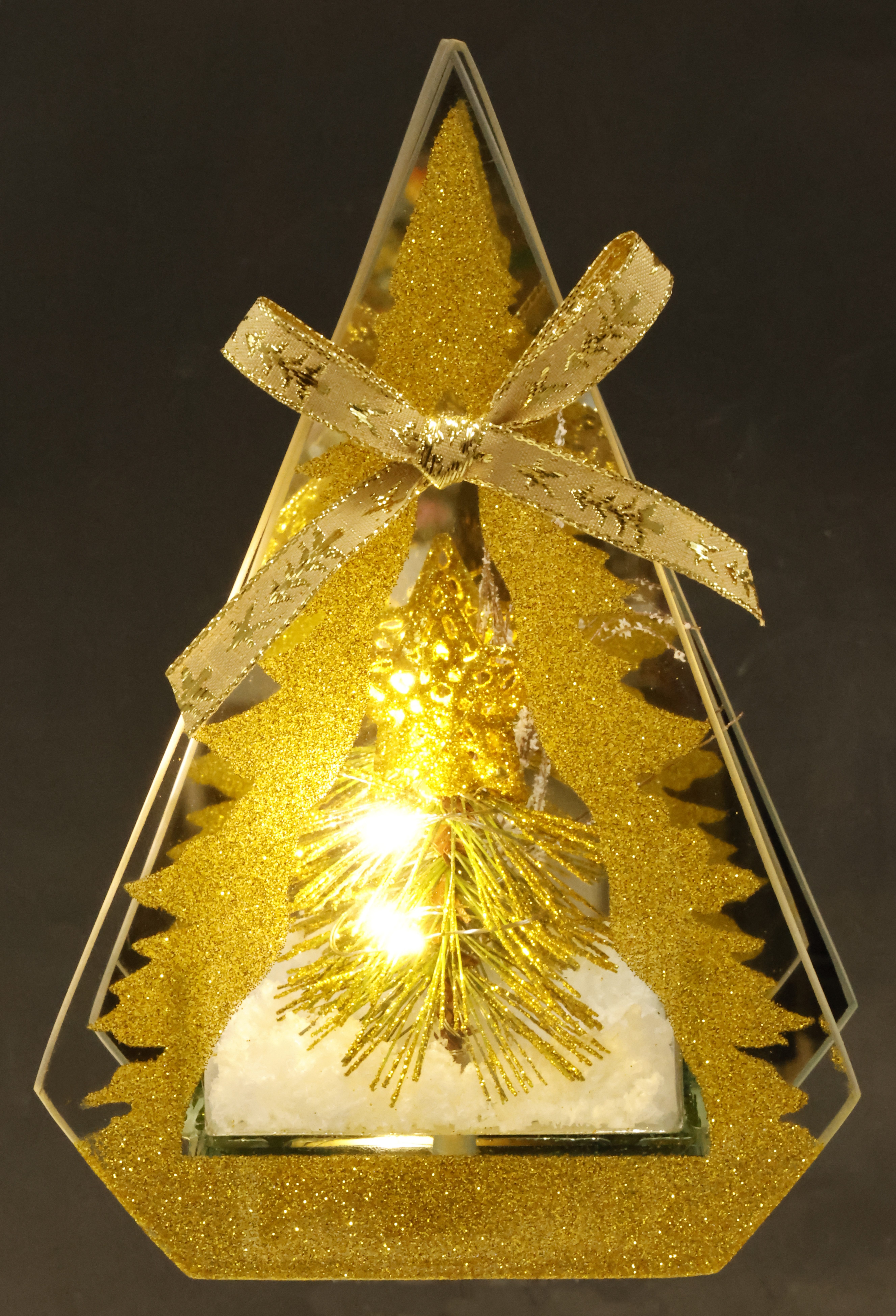 I.GE.A. LED-Dekofigur Dekoobjekt aus Glas mit LED Licht (1 St), Mit Tannenbaum Kunstschnee Deko Weihnachten Weihnachtsdeko Dekoration – Bild 3 von 3
