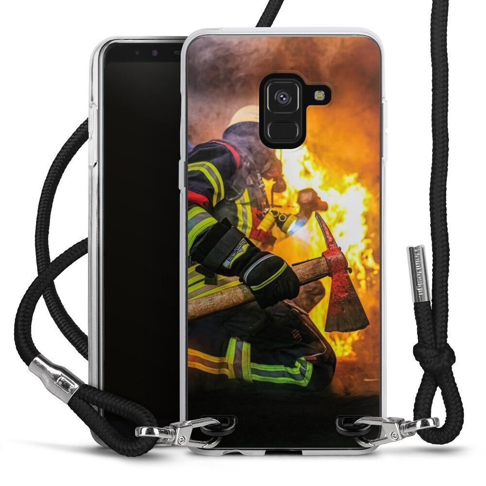 DeinDesign Handyhülle Feuerwehr Feuer Lebensretter Volunteer Firefighter, Samsung Galaxy A8 (2018) Handykette Hülle mit Band Case zum Umhängen