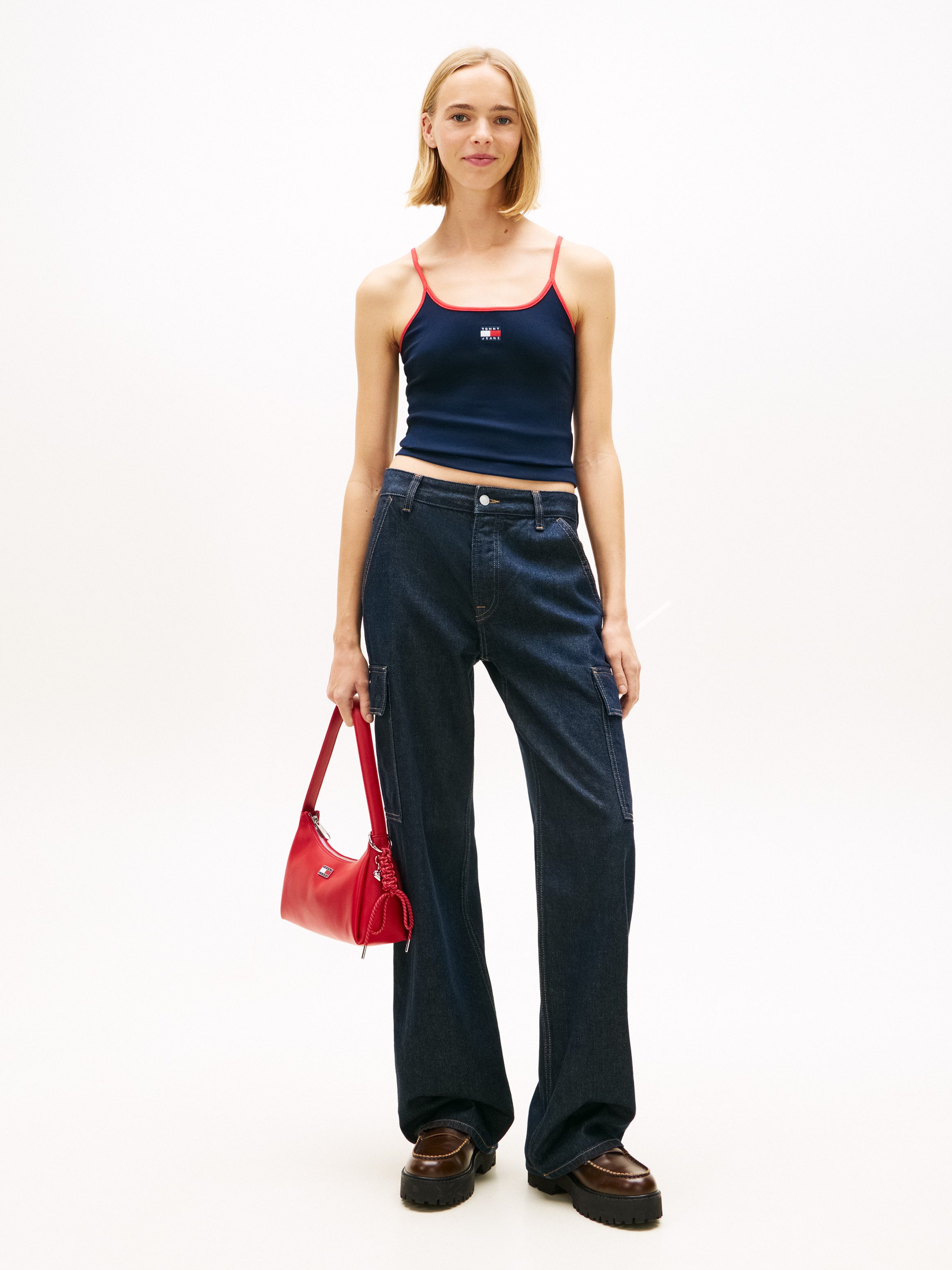 Tommy Jeans T-Shirt TJW SLIM BADGE STRAPPY TOP mit den auffälligen Kontrastdetails