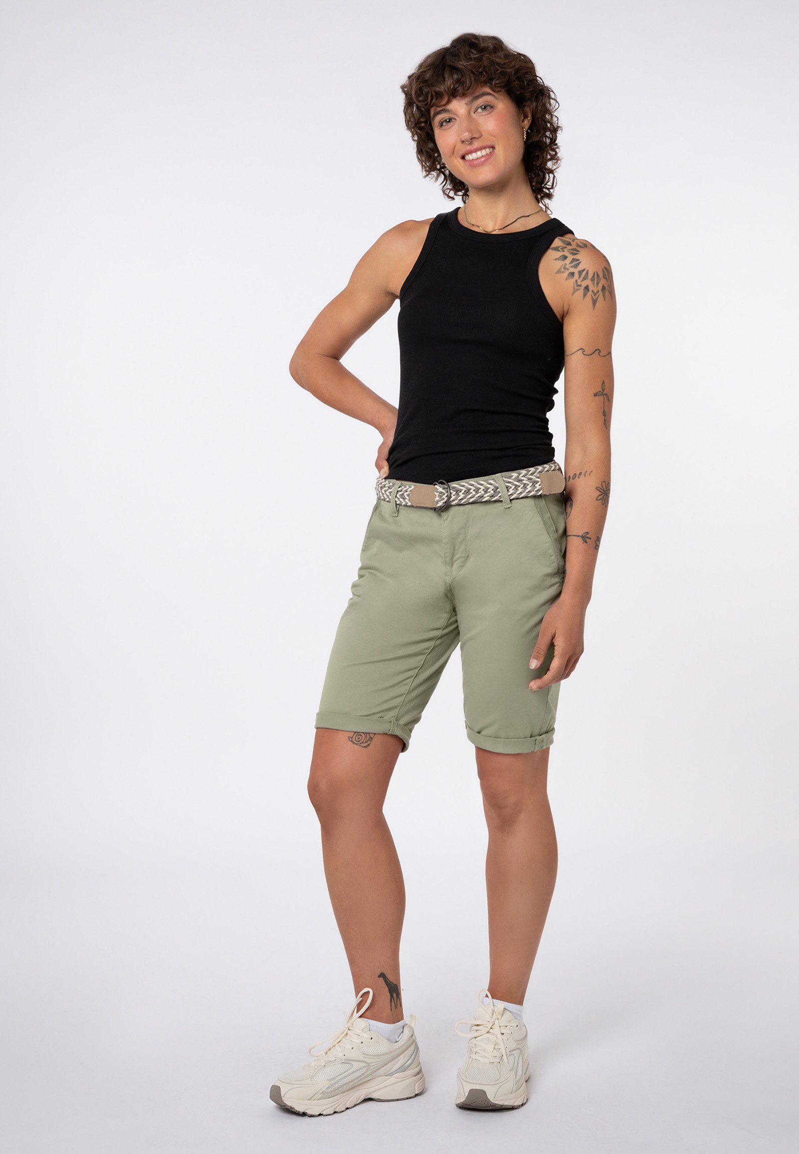 SUBLEVEL Bermudas Damen kurze Stoffhose mit buntem Flechtgürtel Sommerhose, kurze Chinohose, Shorts mit Gürtel