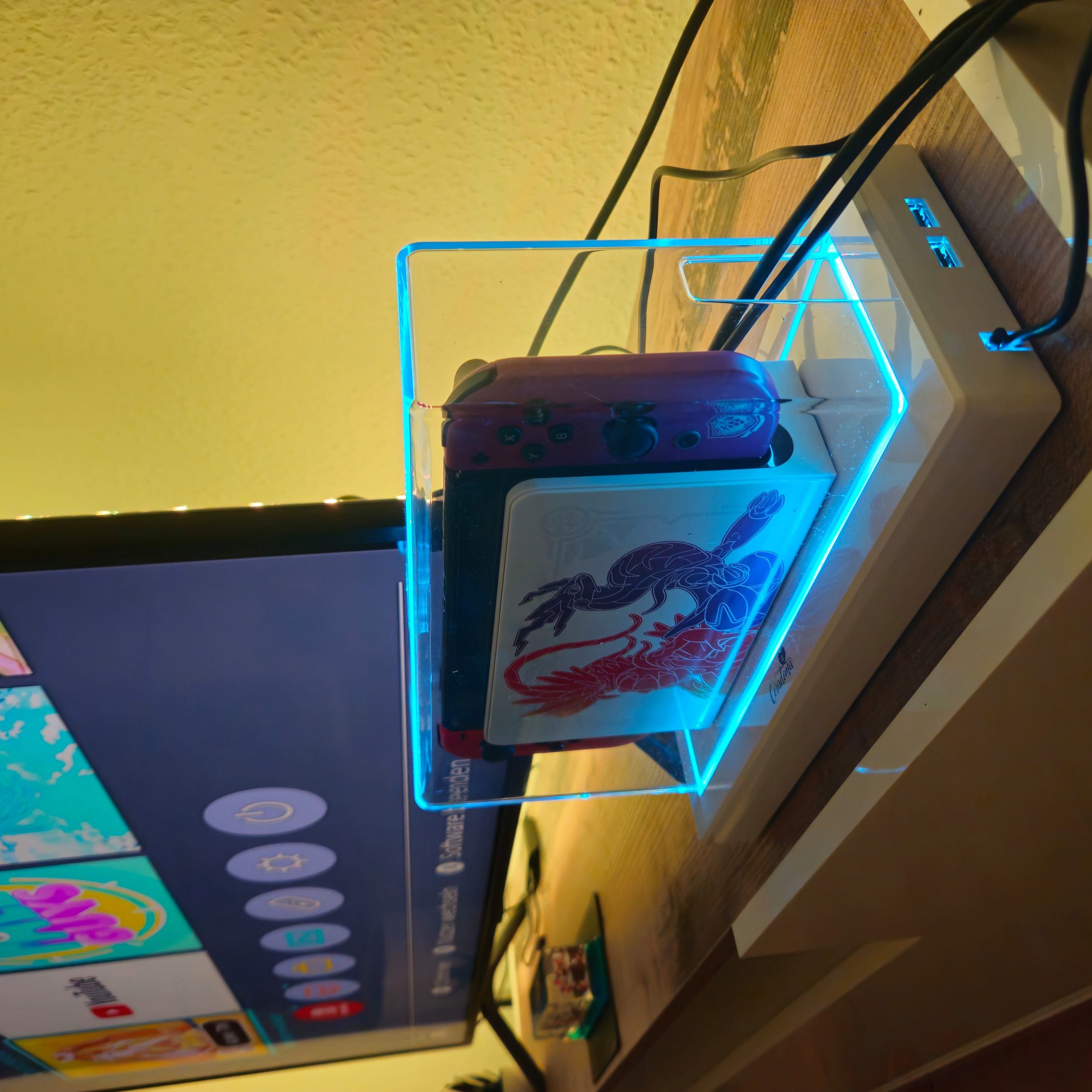 Coradoma Nintendo-Schutzhülle Staubschutzhülle Acryl Case mit LED Beleuchtung inkl. Fernbedienung, kompatibel mit Nintendo Switch und OLED, Transparenter Staubschutz