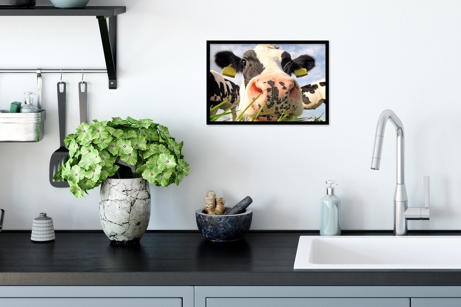 Bilderrahmen - Wandposter, Kuh Gerahmtes Wanddeko, St), - Schwarzem Gras Tiere, (1 Bilder, Poster MuchoWow Bauernhof Poster, -