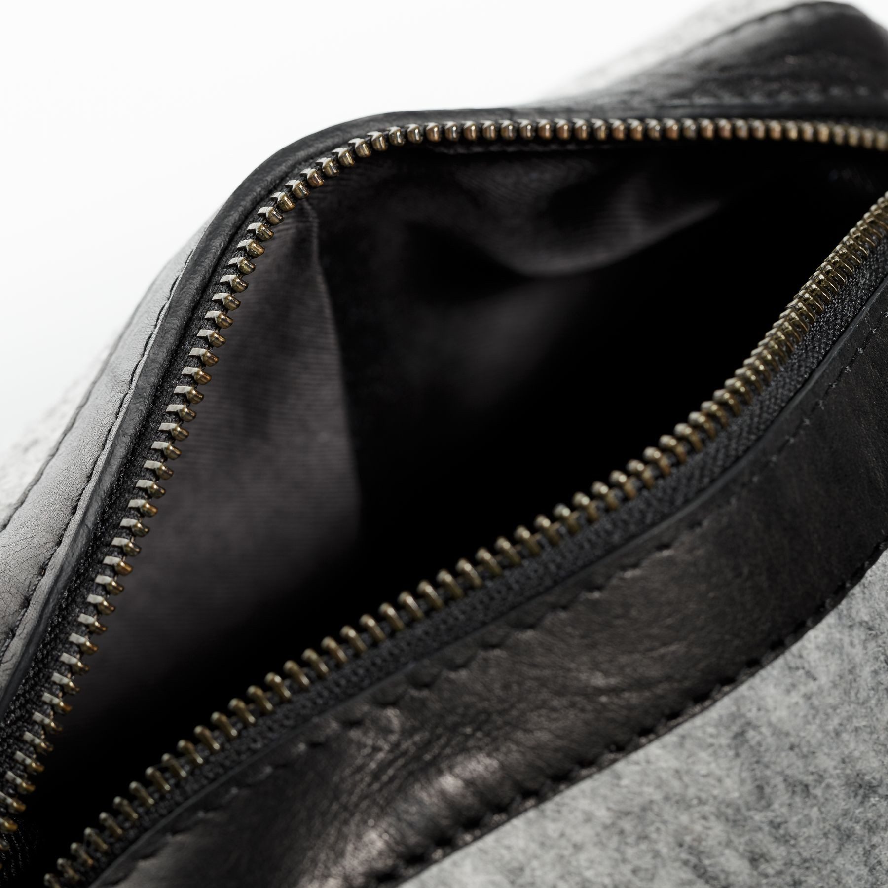 FEYNSINN Kosmetiktasche echt Leder Kulturtasche groß schwarz-grey, Waschbeutel Filz für Damen & Herren, Kosmetiktasche grau-schwarz