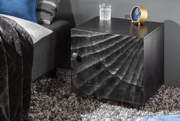 riess-ambiente Nachttisch SCORPION 50cm schwarz, Schlafzimmer · Massivholz · 3D Schnitzereien · Mangoholz