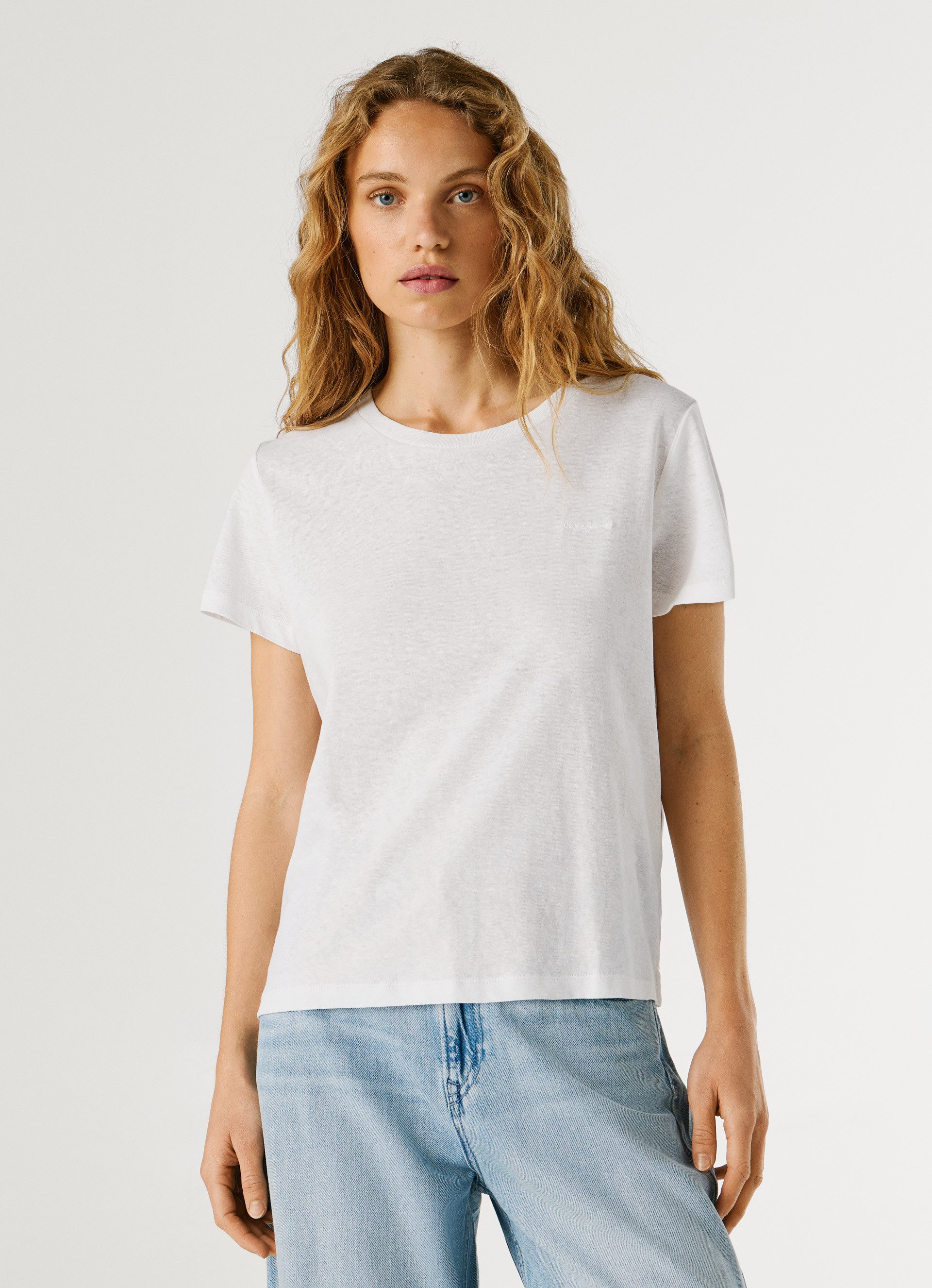 Pepe Jeans T-Shirt MEGAN mit Leinenanteil, Logostickerei auf der Brust
