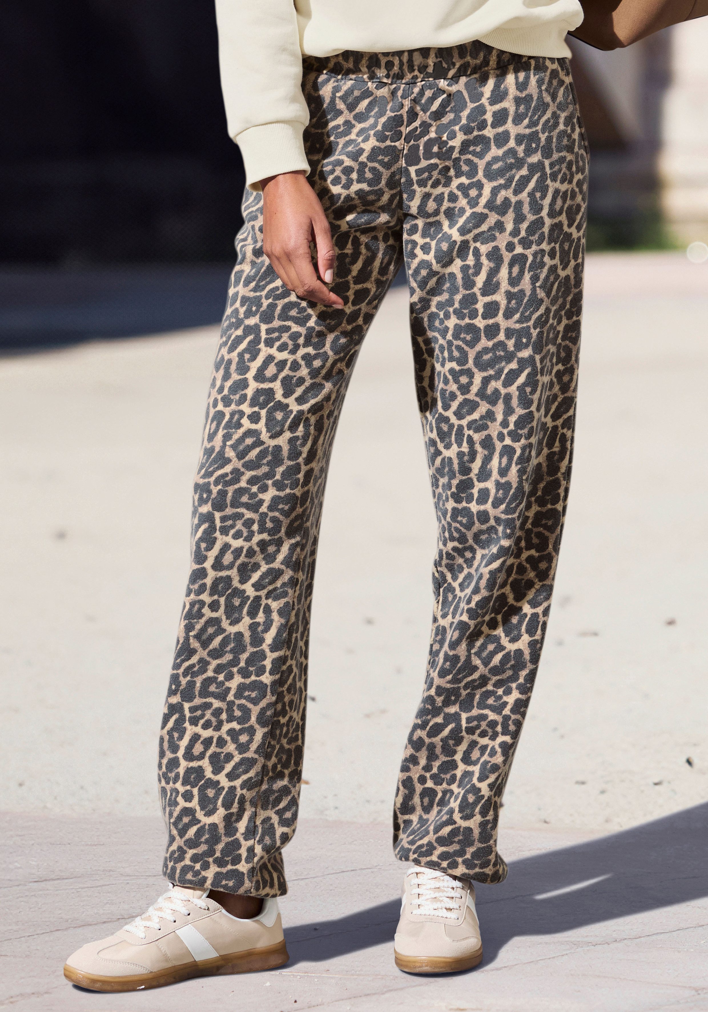 Buffalo Sweathose - Loungehose Allover Leo Print, Home- und Loungwear