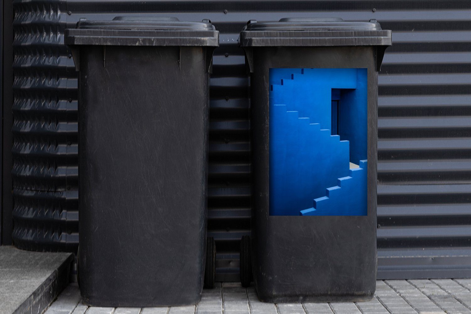 MuchoWow Mülltonne, St), - Treppe - Blau Gebäude Mülleimer-aufkleber, Architektur - Container, Sticker, (1 Wandsticker Abfalbehälter
