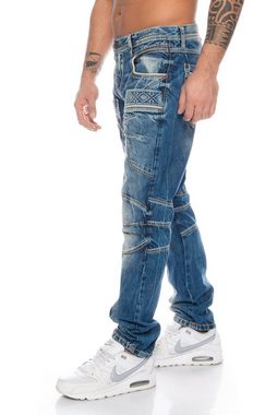 Cipo & Baxx Slim-fit-Jeans Herren Jeans Hose mit ausgefallenem Labeldesign und dicken Ziernähten 3D Labelbranding und dicke Kontrastnähte