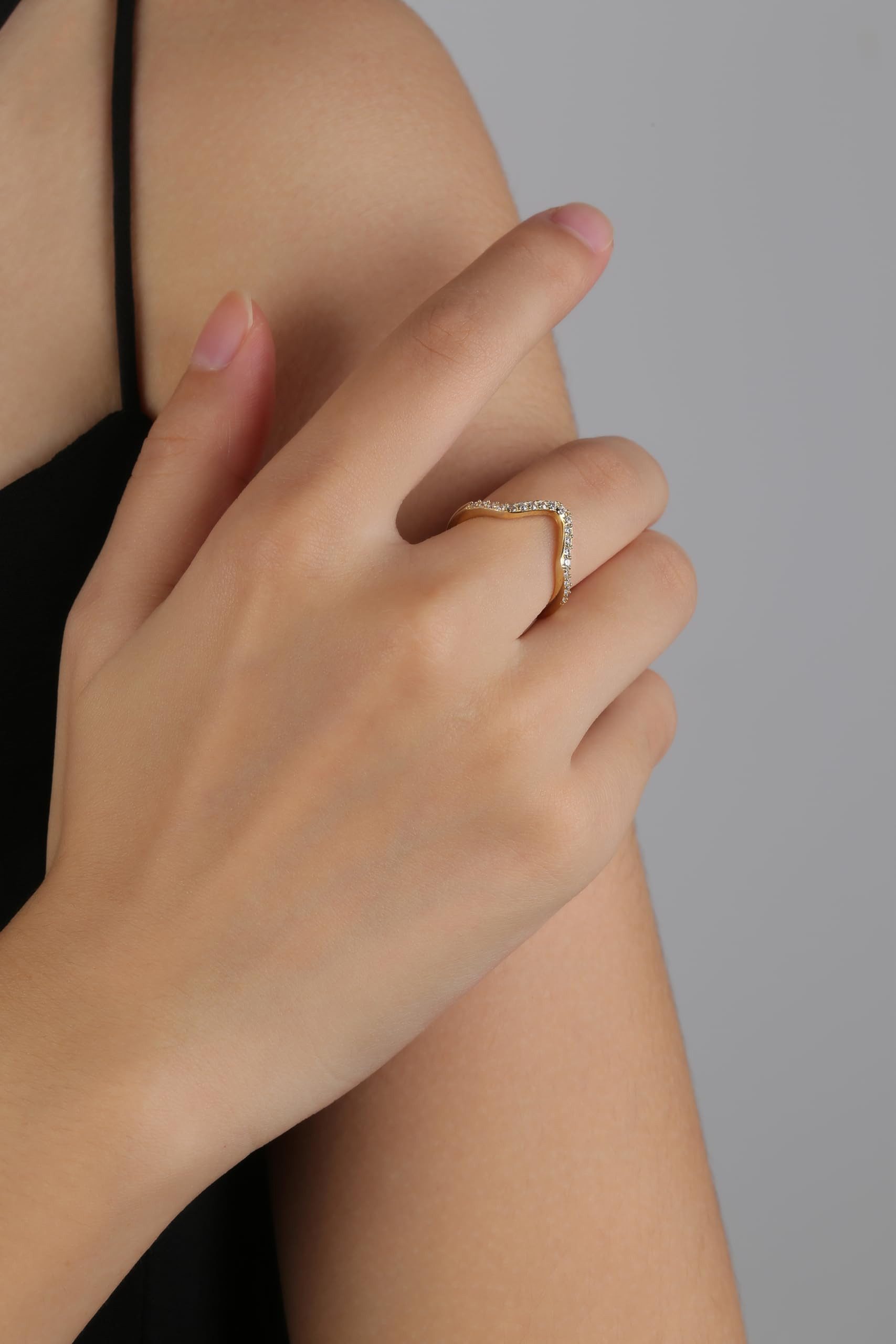 Lisandra Scott Silberring V-Form Ring aus 925 Sterlingsilber mit funkelnden Zirkonia Steinen, stilvoller V-Glanz für jeden Moment