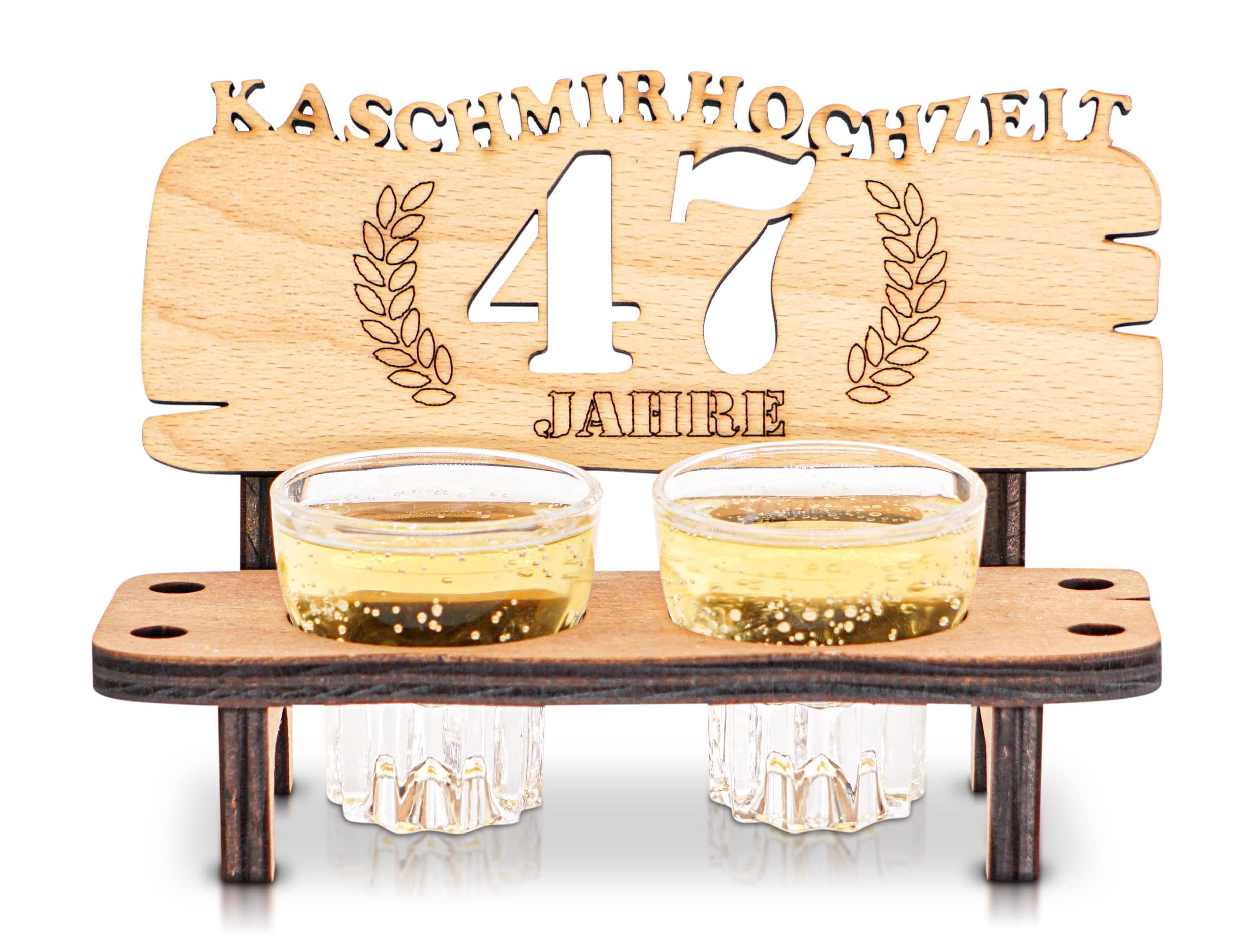 DARO Design Dekoobjekt Schnapsbank Hochzeitstag Geschenk Jubiläum mit 2 Gläsern (Geschenkset, 47. Hochzeitstag – Kaschmirhochzeit – 2 Gläser), B 16,5 × T 7 × H 10,5 cm, 8 mm Buchensperrholz, geölt