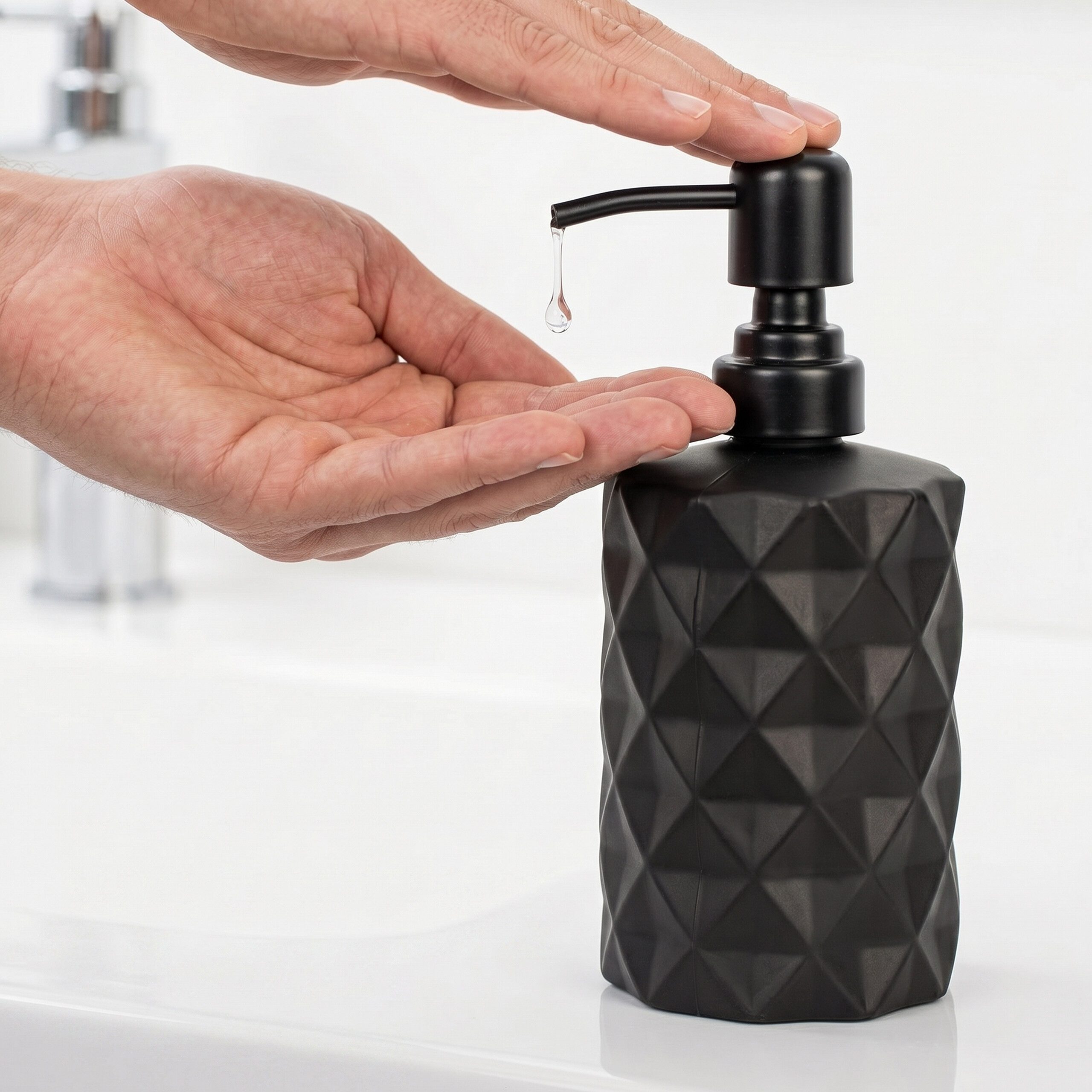 relaxdays Seifenspender Schwarze Seifenspender 2er Set 350 ml, (2-tlg) – Bild 5 von 5