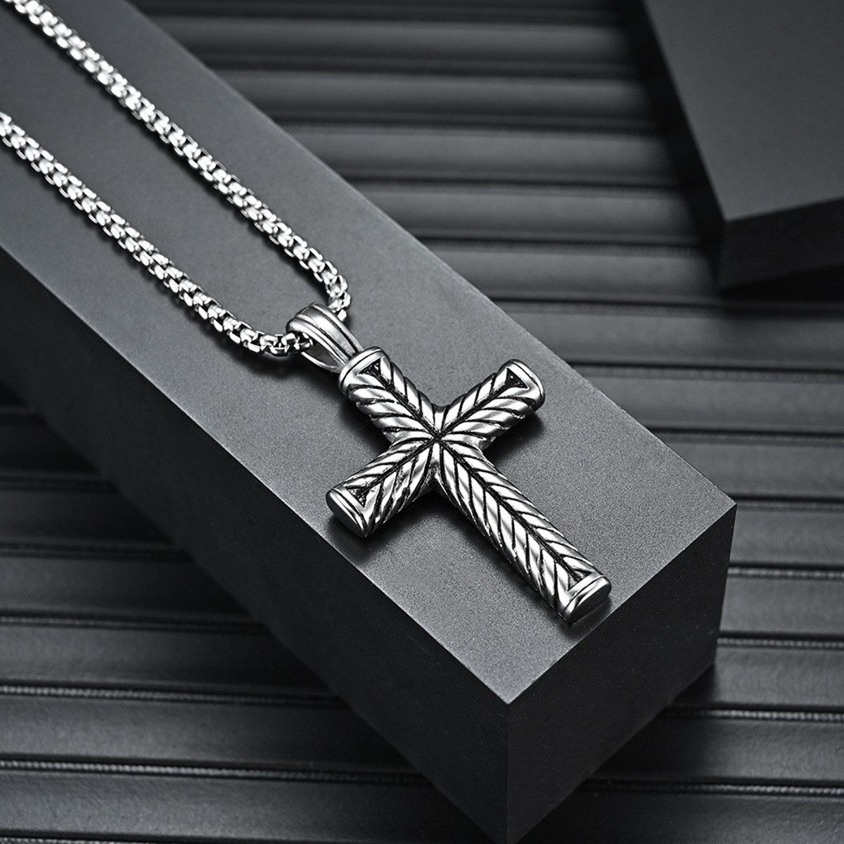 KARMA Kette mit Anhänger Herren Kreuz Halskette Silber Edelstahl wasserfest & antiallergisch (Kreuzkette antiallergisch, 1-tlg., Edelstahlkette Männerkette), Herrenkette