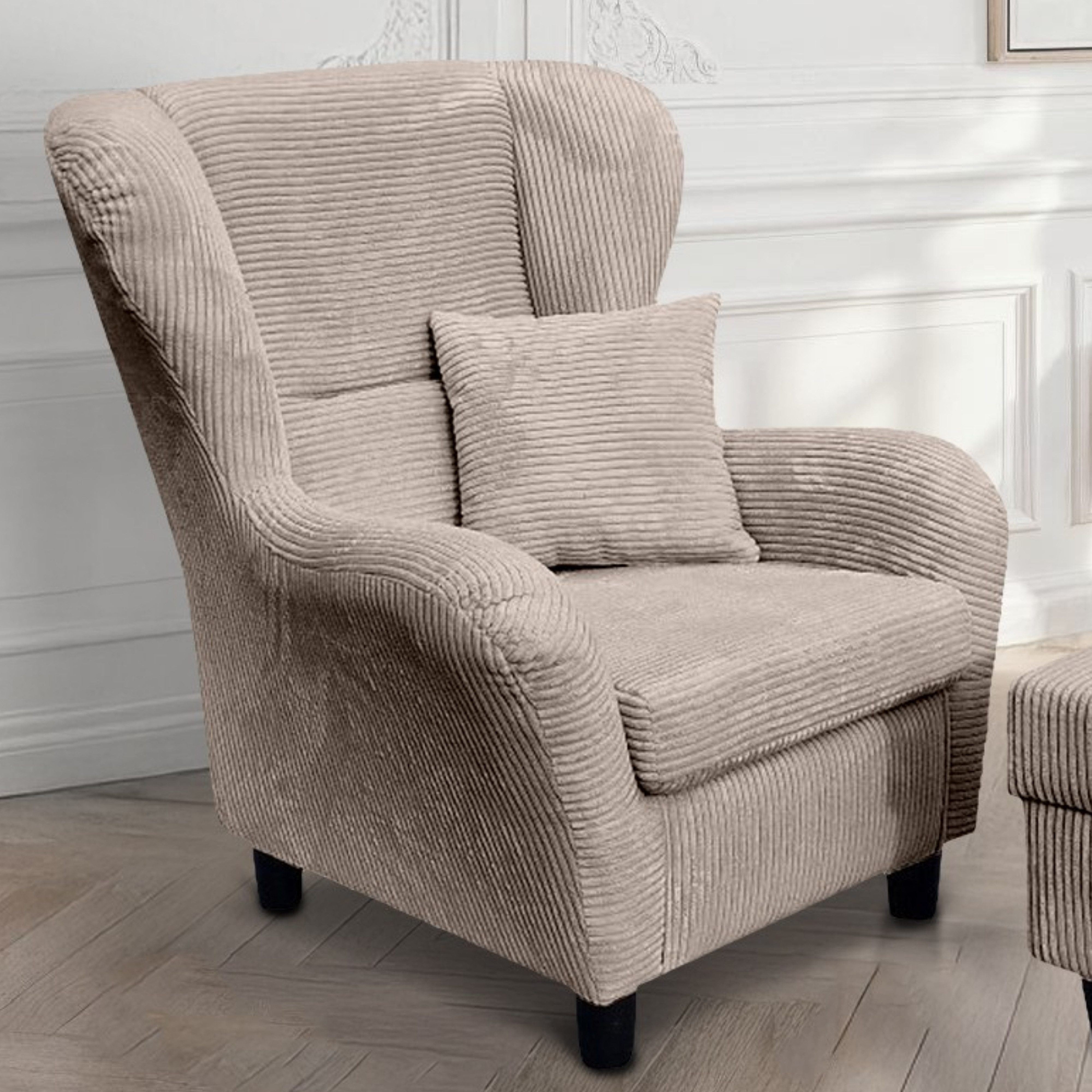 luma-home Ohrensessel 18020 (mit Hocker und Zierkissen, Wellenunterfederung, B90/H98/T76 cm), Lesesessel mit Echtholzfüßen, Bezug Cordstoff in Taupe