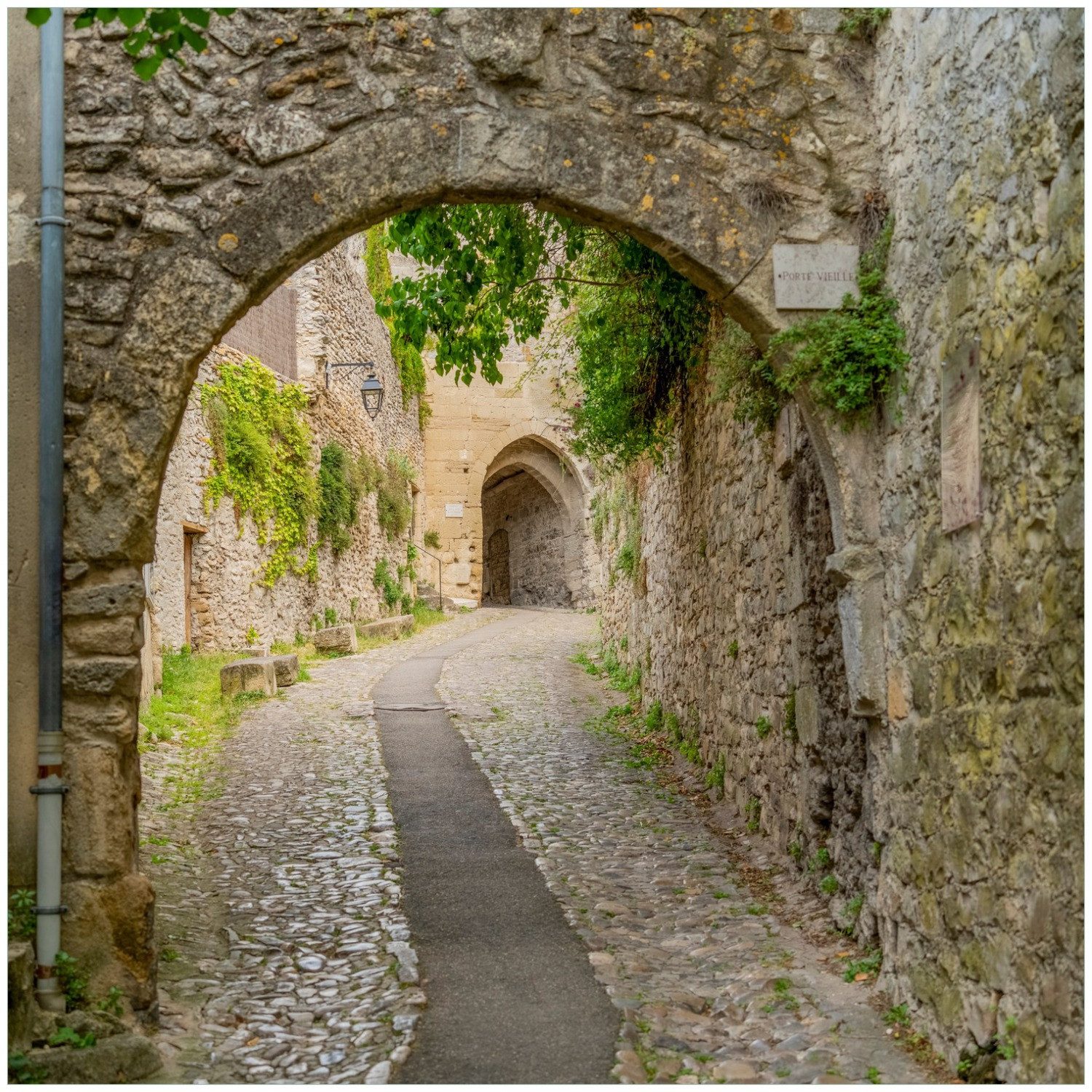 Wallario Tischplatte Verwinkelte Gasse (1 St), für Ikea Lack Tisch geeignet