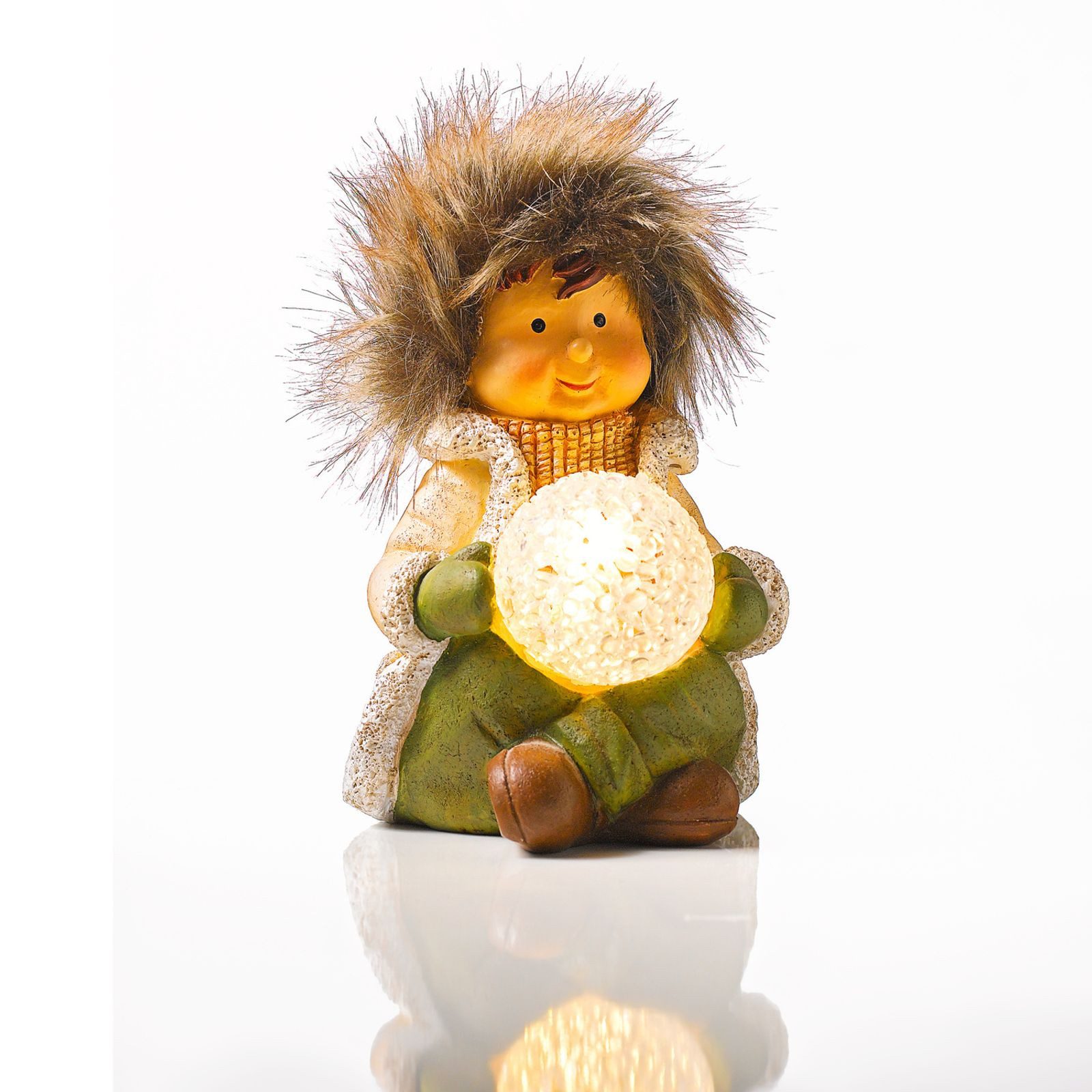 3PAGEN LED Dekoobjekt LED-Winterjunge sitzend mit Schneeball leuchtend Dekofigur Pelzmütze