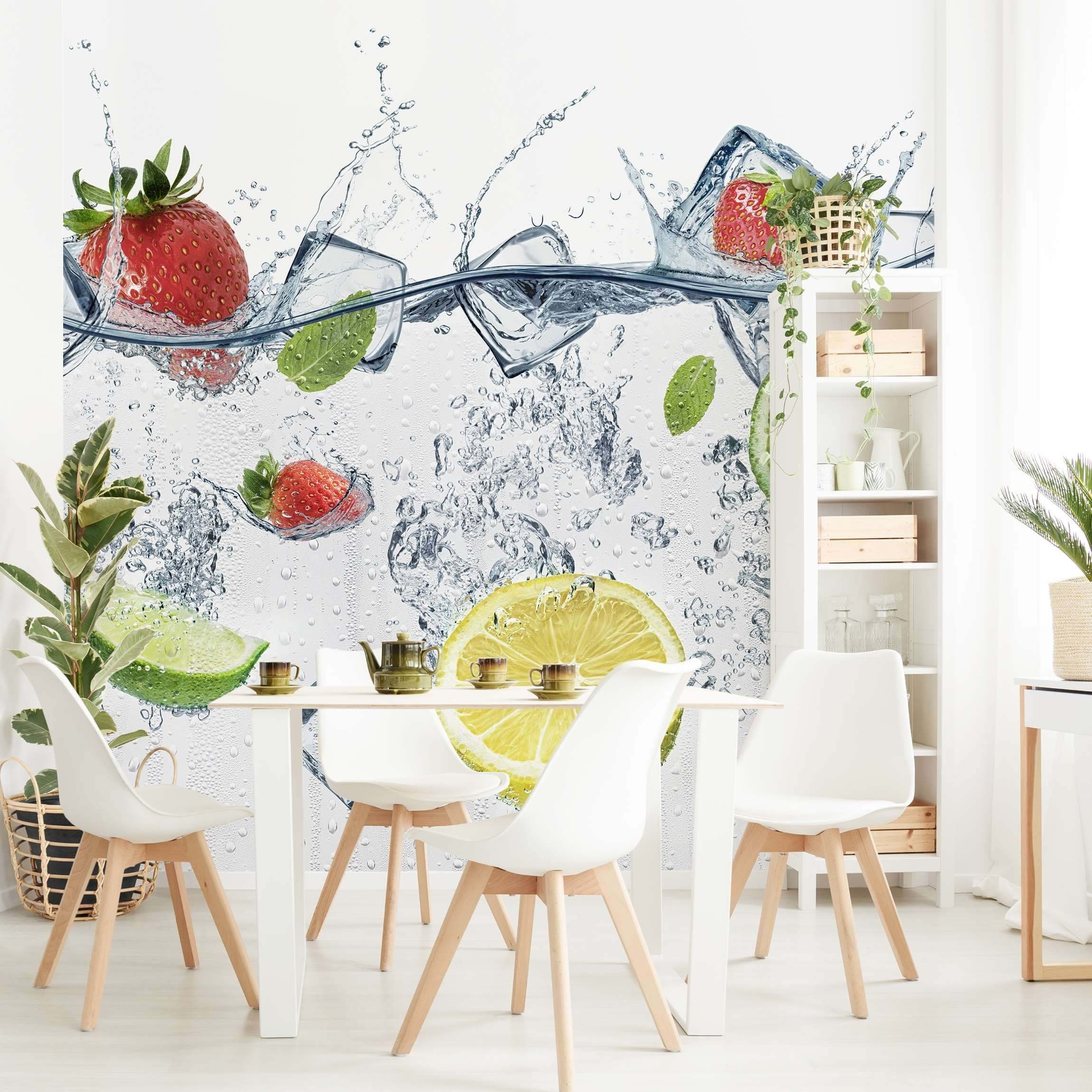 Bilderdepot24 Vliestapete Küche Limette Erdbeere Wasser Eiswürfel Modern Wanddeko Kunst, Glatt, Matt, (Vliestapete inkl. Kleister oder selbstklebend), Küche Esszimmer Bildtapete Fototapete Vliestapete Wandtapete